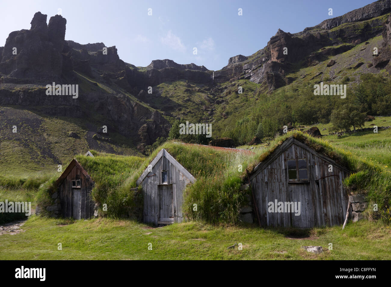 Wirtschaftsgebäuden aus dem 18. und 19. Jahrhundert in Nupsstadur, unter Lomagnupur Klippen, South Island, Island, Polarregionen Stockfoto