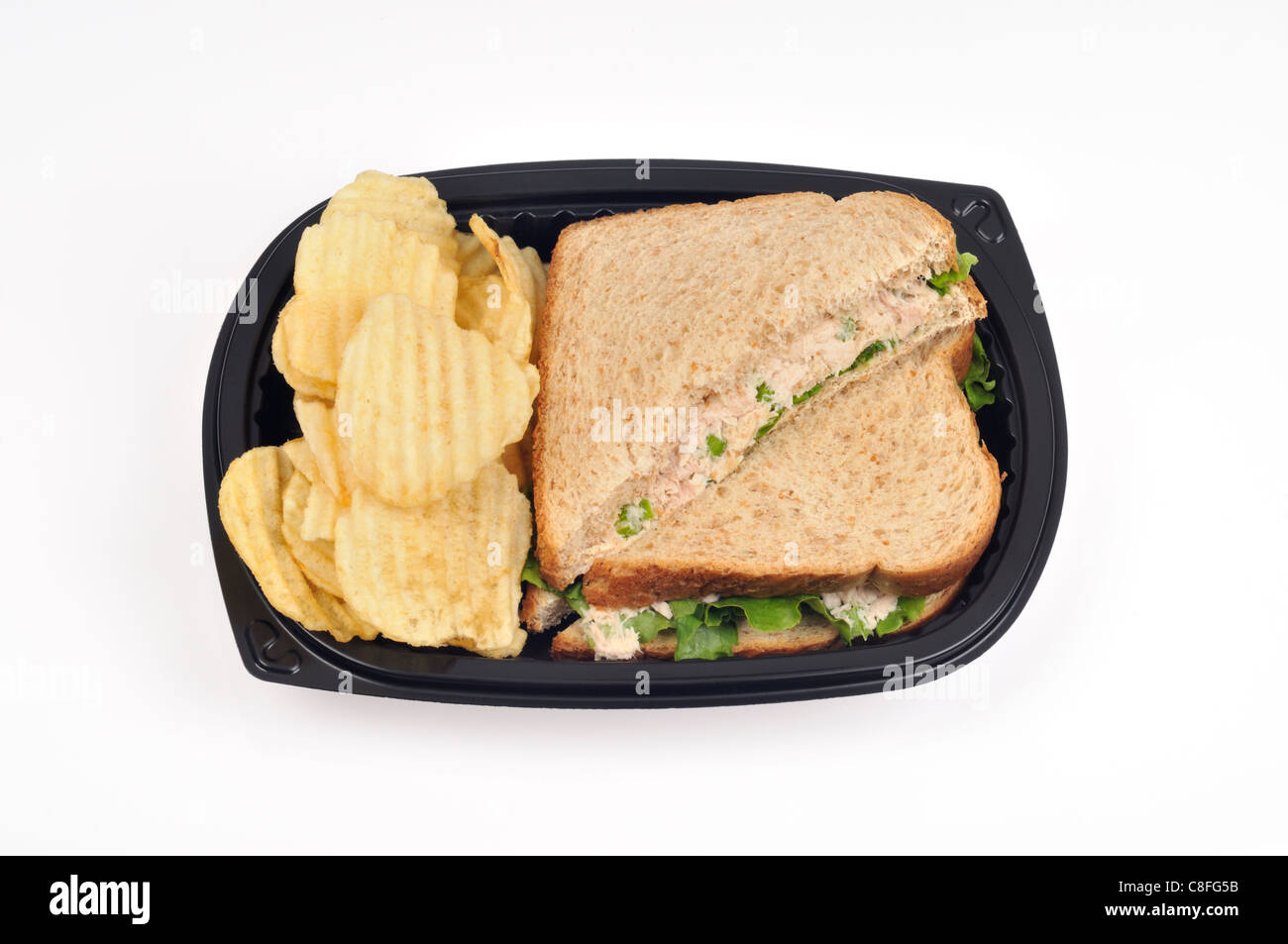 Thunfisch-Mayo mit Salat auf Vollkornbrot-Sandwich mit Pommes Frites auf schwarzem Kunststoff Platte auf weißem Hintergrund gehen Ausschnitt. Stockfoto