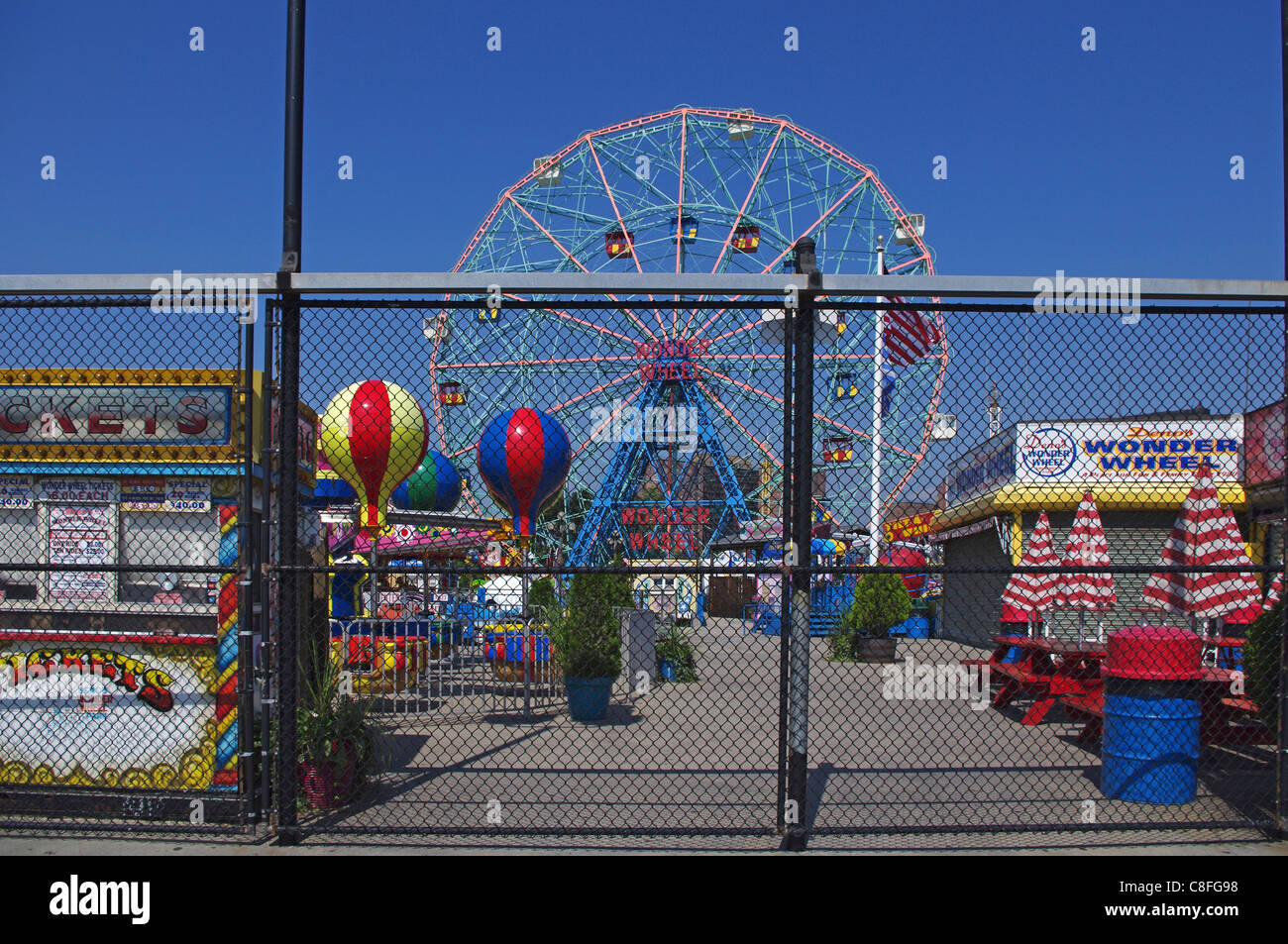 Vergnügungspark Coney Island und Wonder Wheel geschlossen für den Herbst und Winter. Stockfoto