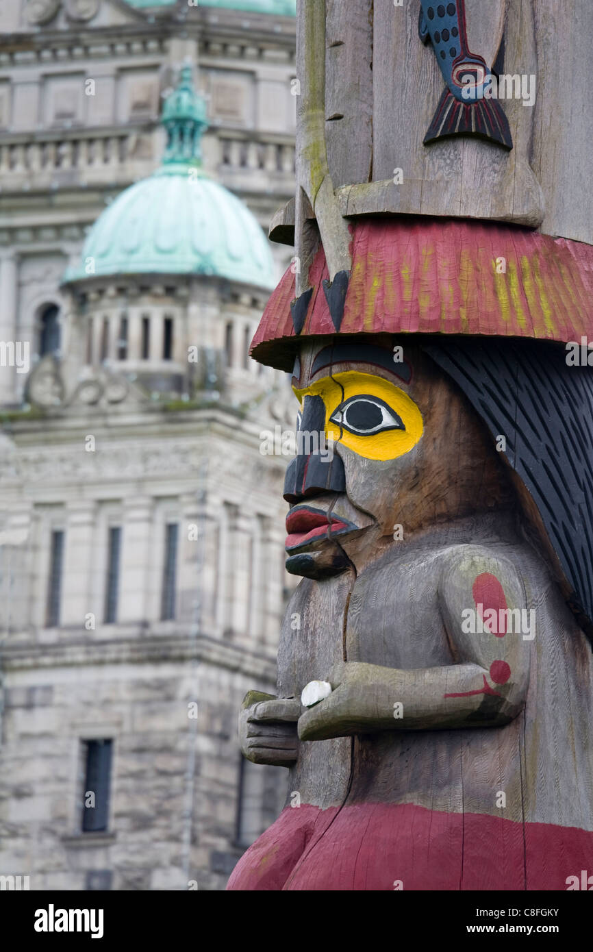 Wissen Totem aus Gründen der Parlamentsgebäude, Victoria, Vancouver Island, British Columbia, Kanada Stockfoto