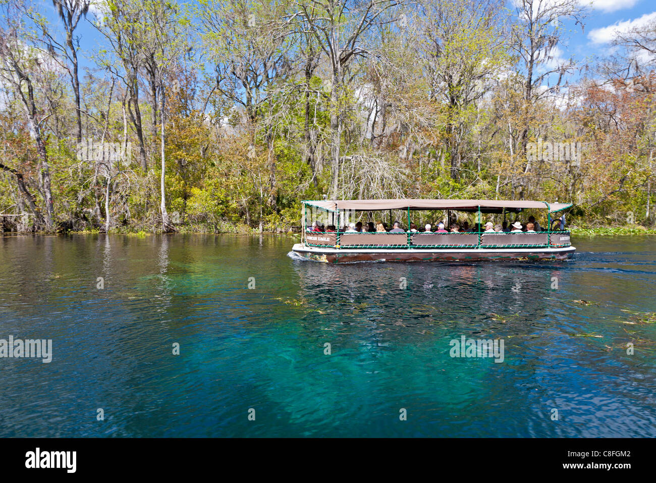Besucher fahren Sie Boot auf Silver River im Silver Springs State Park in Ocala, Florida Stockfoto