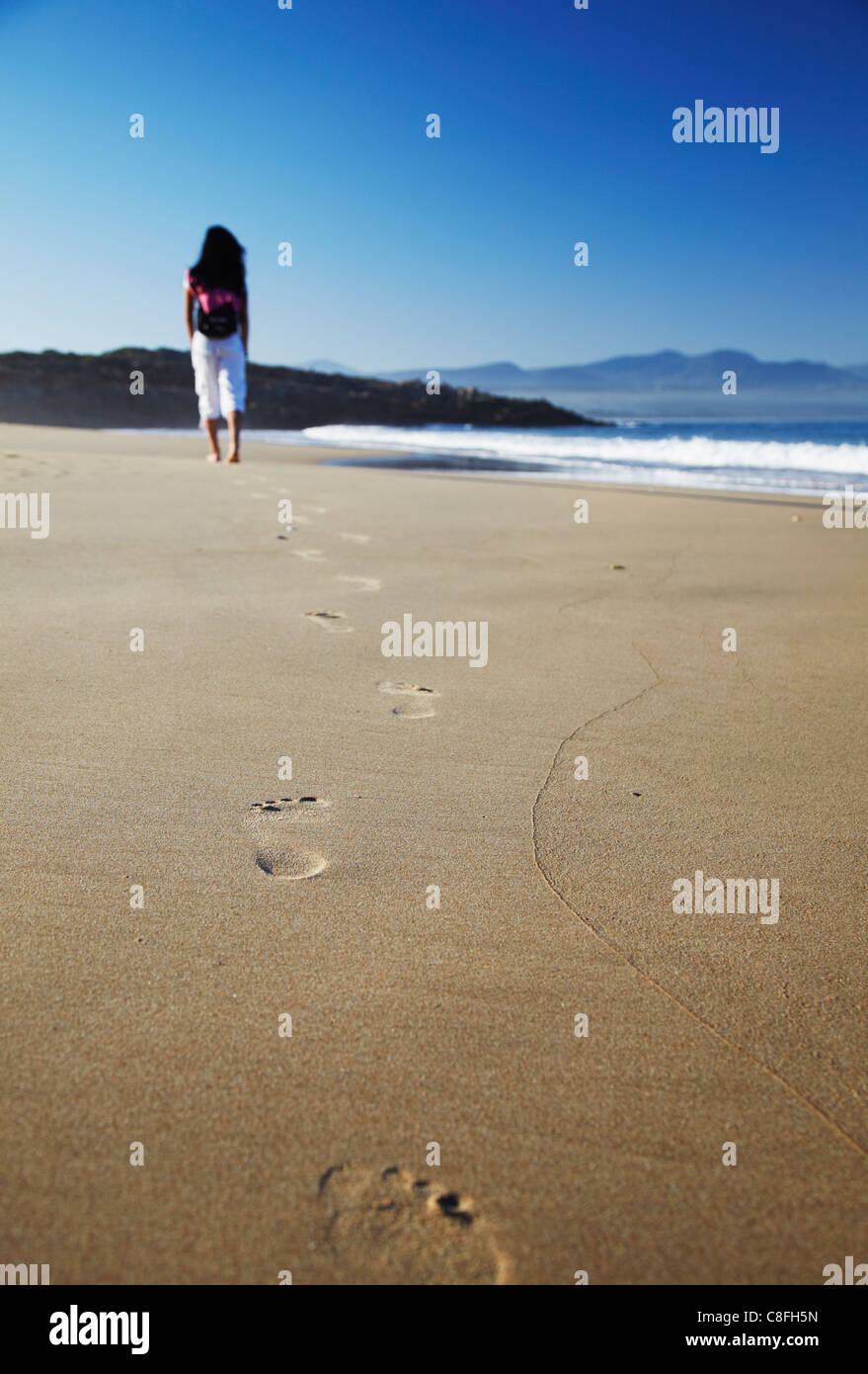 Frau zu Fuß am Strand, Plettenberg Bay, Western Cape, Südafrika Stockfoto