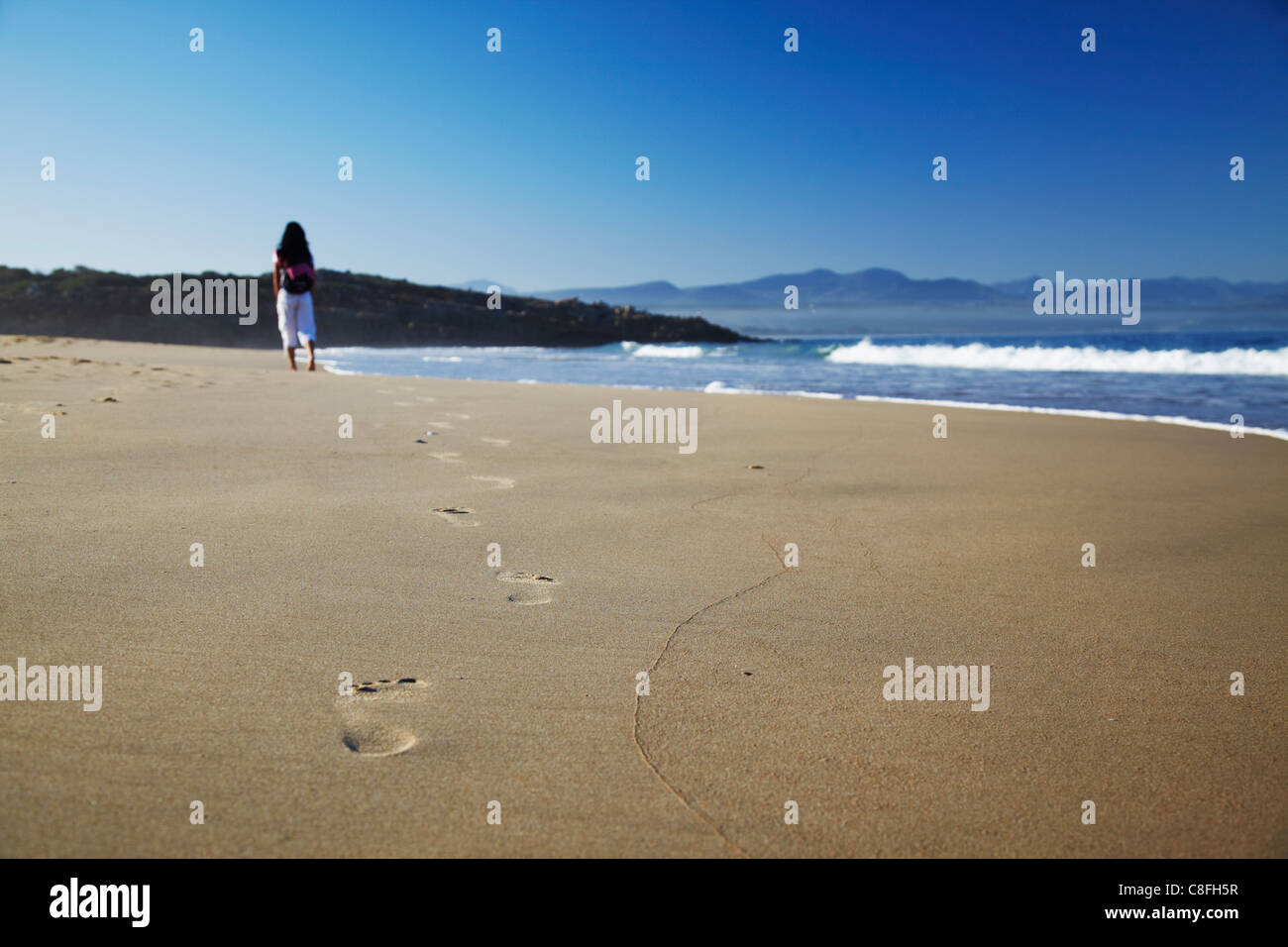 Frau zu Fuß am Strand, Plettenberg Bay, Western Cape, Südafrika Stockfoto