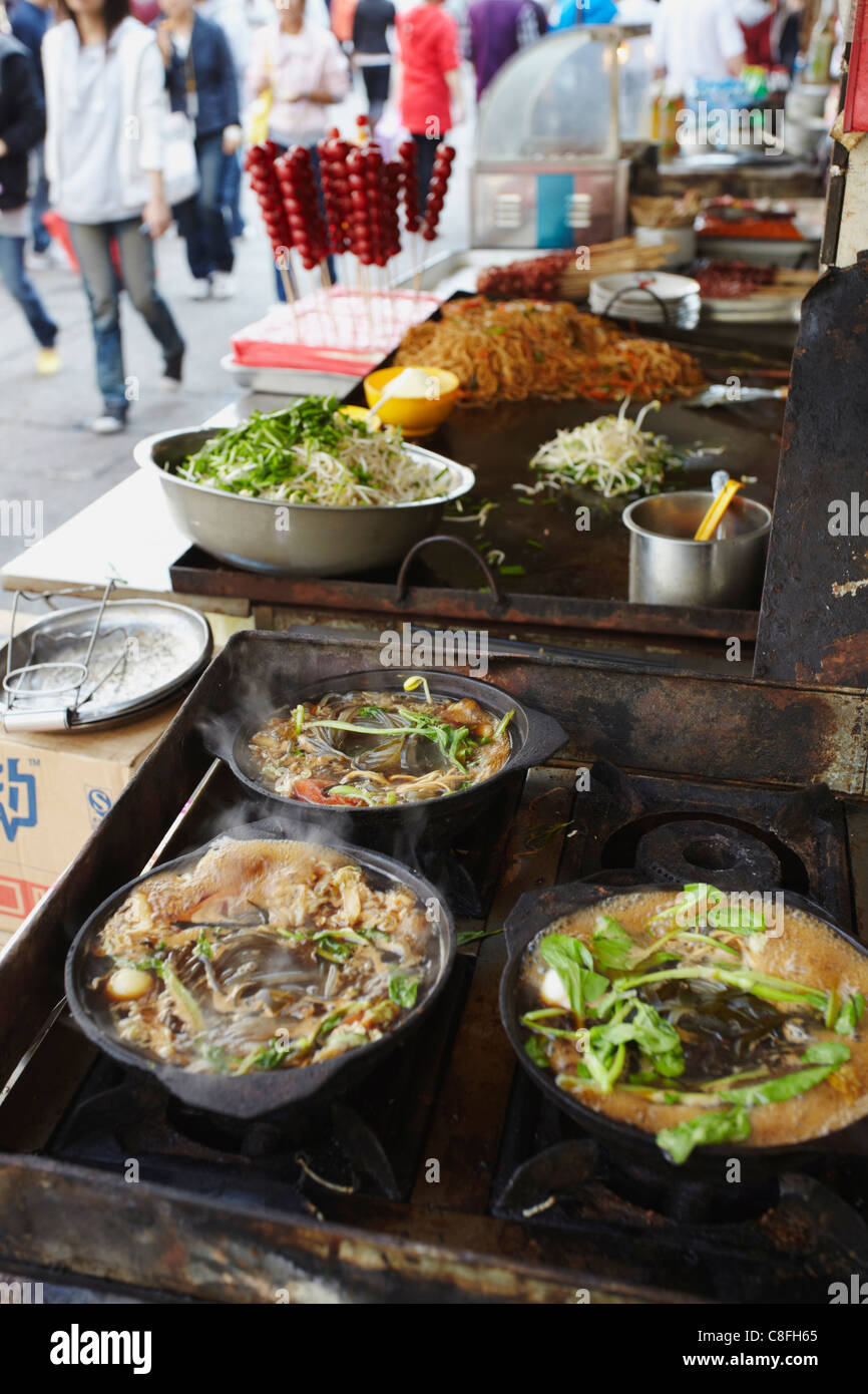 Heißen Topf kochen am Herd, Fuzi Miao Bereich, Nanjing, Jiangsu, China Stockfoto