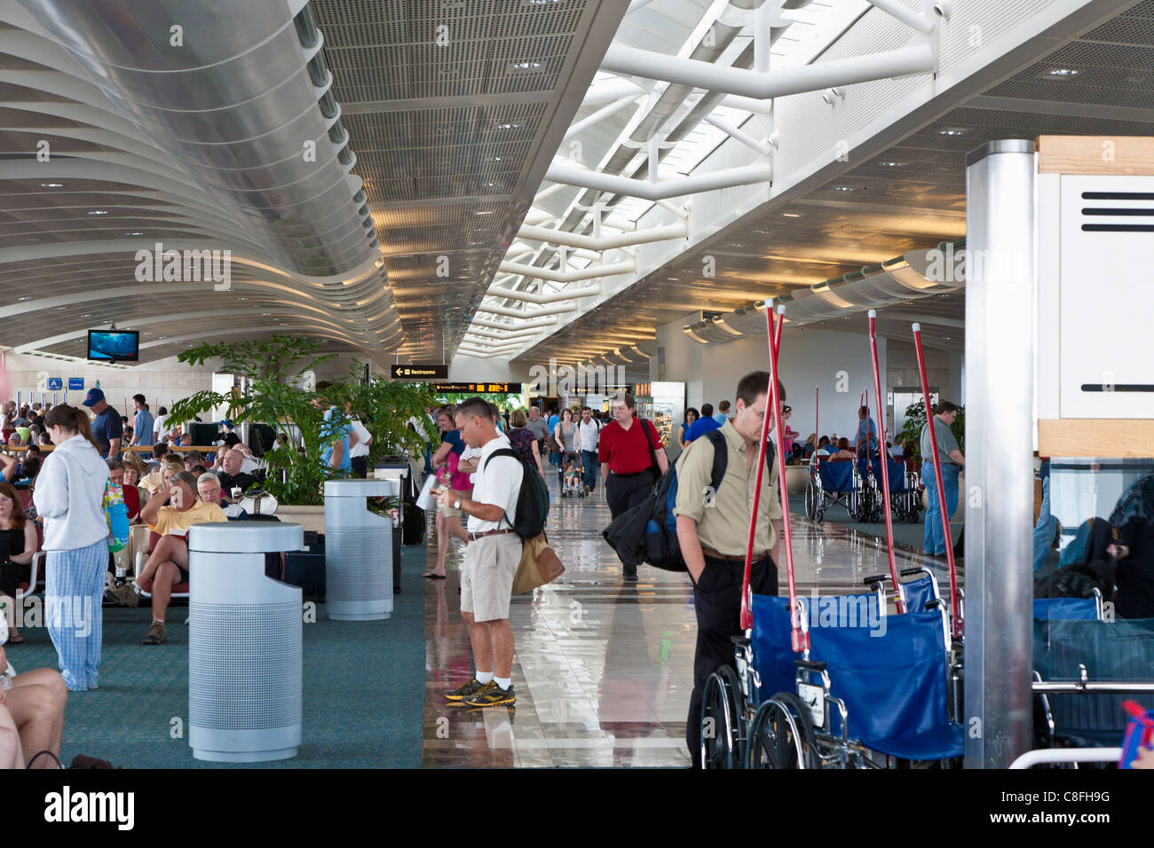 Reisende warten an Toren in Orlando International Airport in Orlando, Florida Stockfoto