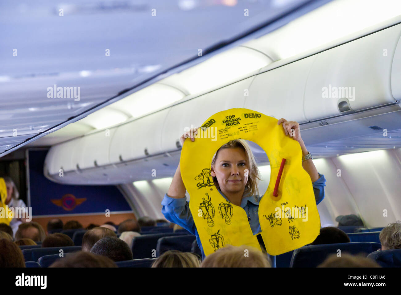 Southwest Airlines-Flugbegleiter weist Passagiere über den Einsatz von Schwimmhilfe in Orlando, Florida Stockfoto