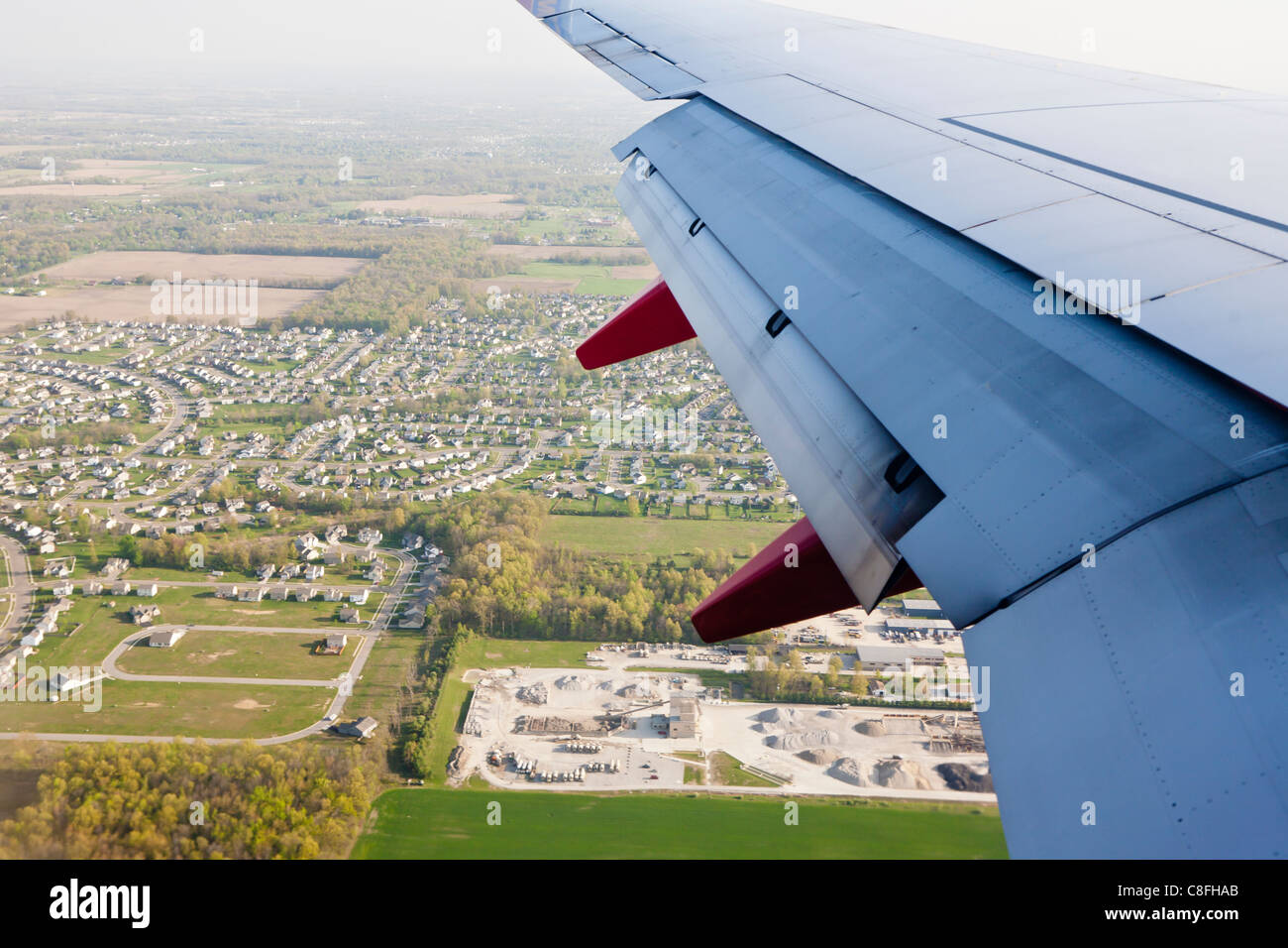 Süd-West Jet Flügel mit Klappen über Wohngebiet in der Nähe von Columbus, Ohio Stockfoto