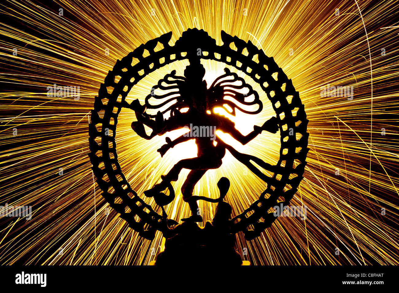 Funken tanzen Lord Shiva Statue, Nataraja, vor Feuerwerk. Silhouette Stockfoto