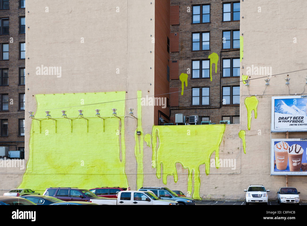Künstlerische tropfenden grünen Schleim Farbe auf Gebäude in Columbus, Ohio. Stockfoto