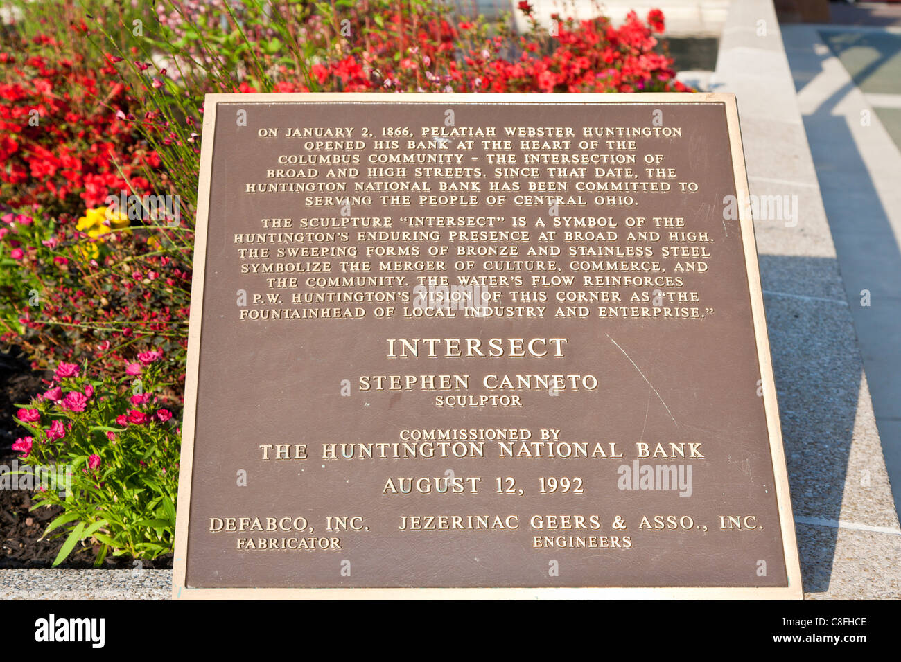 Gedenktafel an der Basis der Intersect, eine Skulptur an der Ecke Broad und Einkaufsstraßen in Columbus, Ohio. Stockfoto