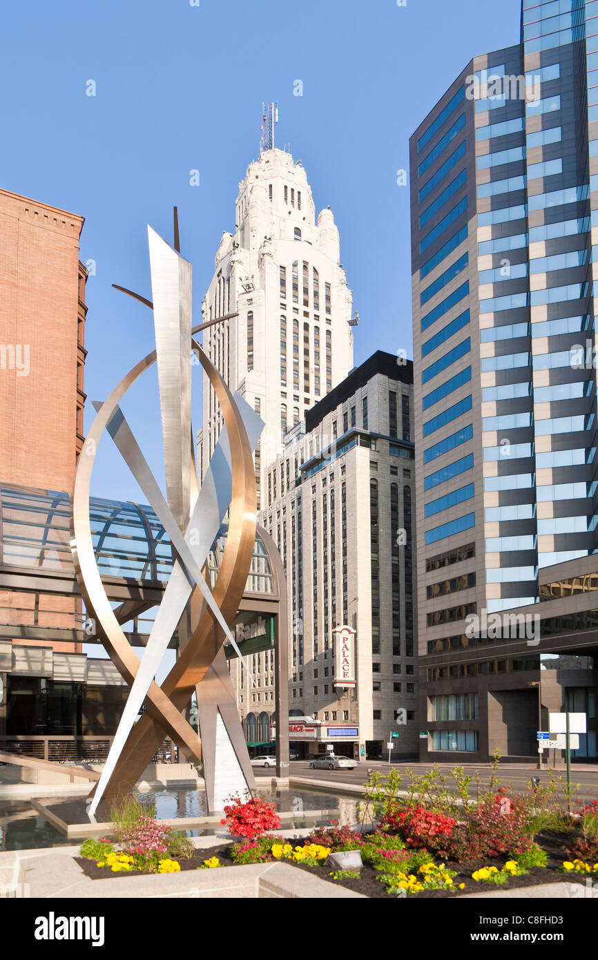 Schneiden Sie, Bronze und Edelstahl Skulptur an der Ecke Broad und Einkaufsstraßen in Columbus, Ohio. Stockfoto