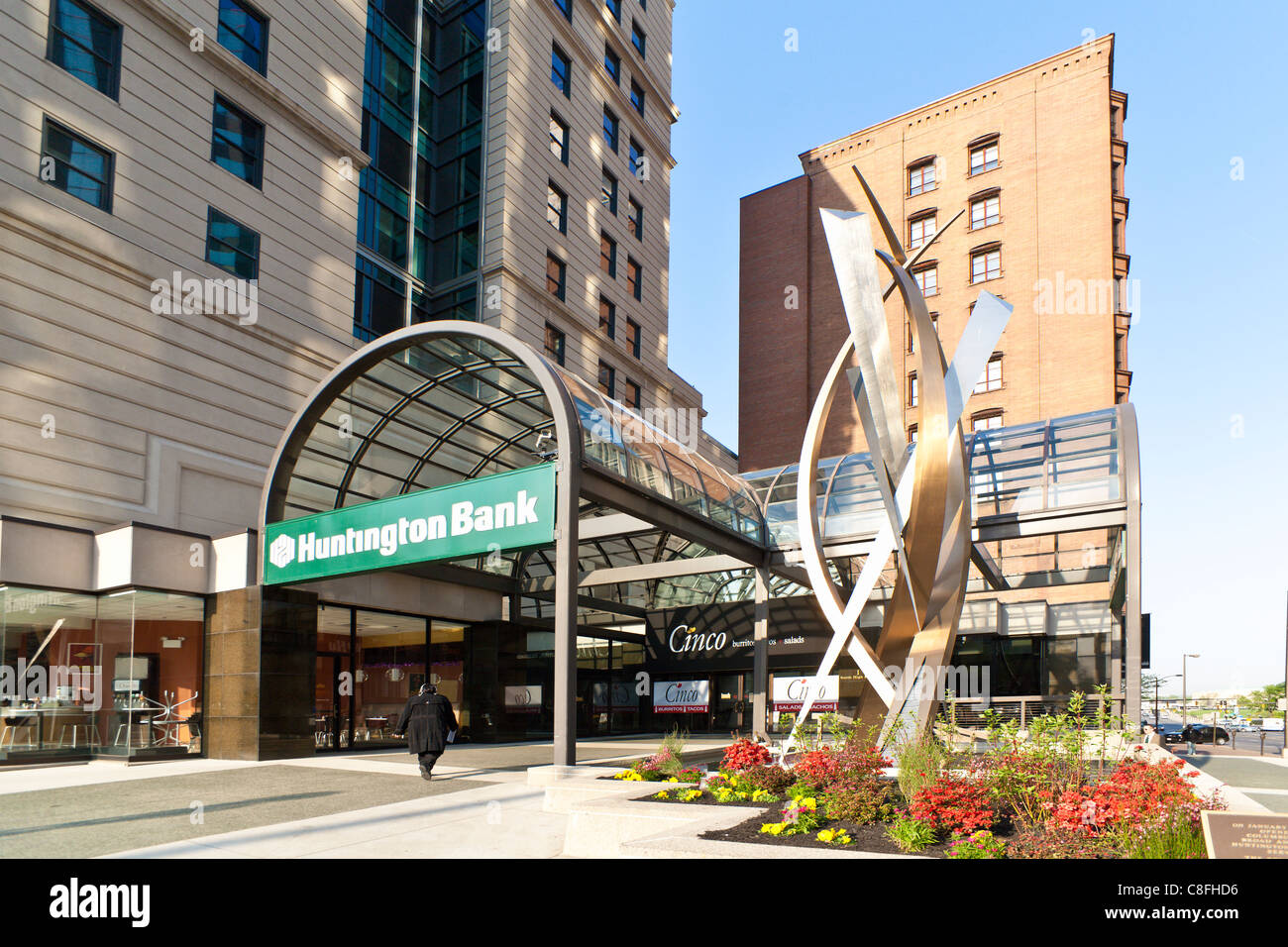 Schneiden Sie, Bronze und Edelstahl Skulptur an der Ecke Broad und Einkaufsstraßen in Columbus, Ohio. Stockfoto