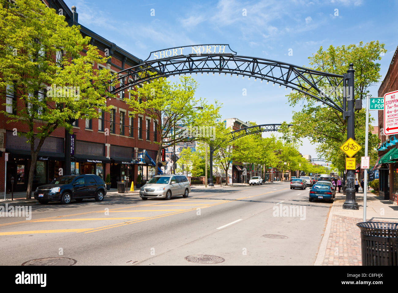Metall wölbt sich über High Street im Stadtteil kurze Nord in Columbus, Ohio. Stockfoto