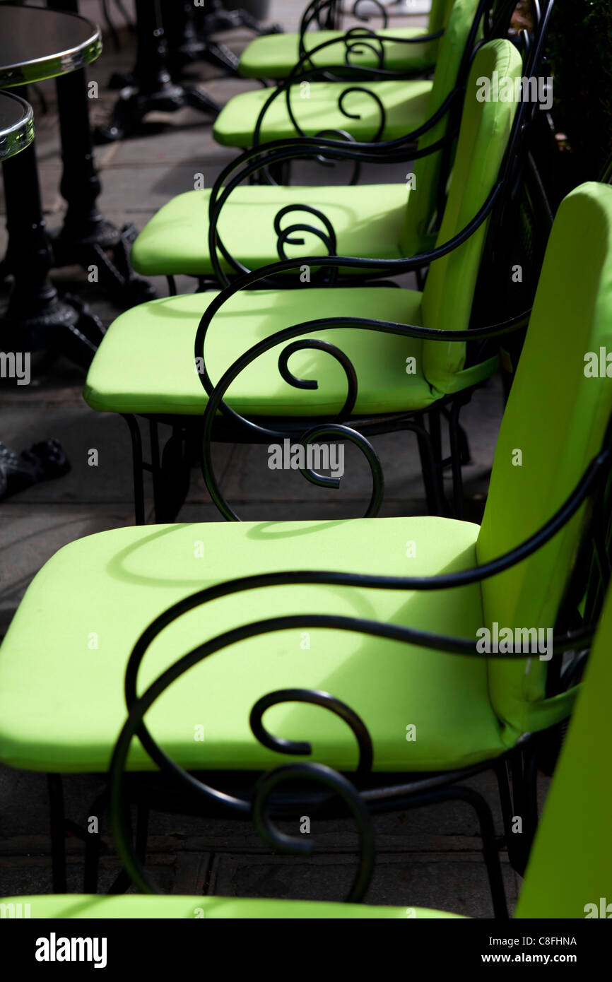 Grünen Sitze vor einem Restaurant in Paris, Frankreich Stockfoto