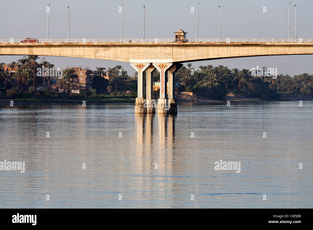 Abschnitt des Luxor Brücke aus der Mitte des Nils spiegelt sich in ruhigem Wasser, Luxor, Ägypten, Afrika Stockfoto