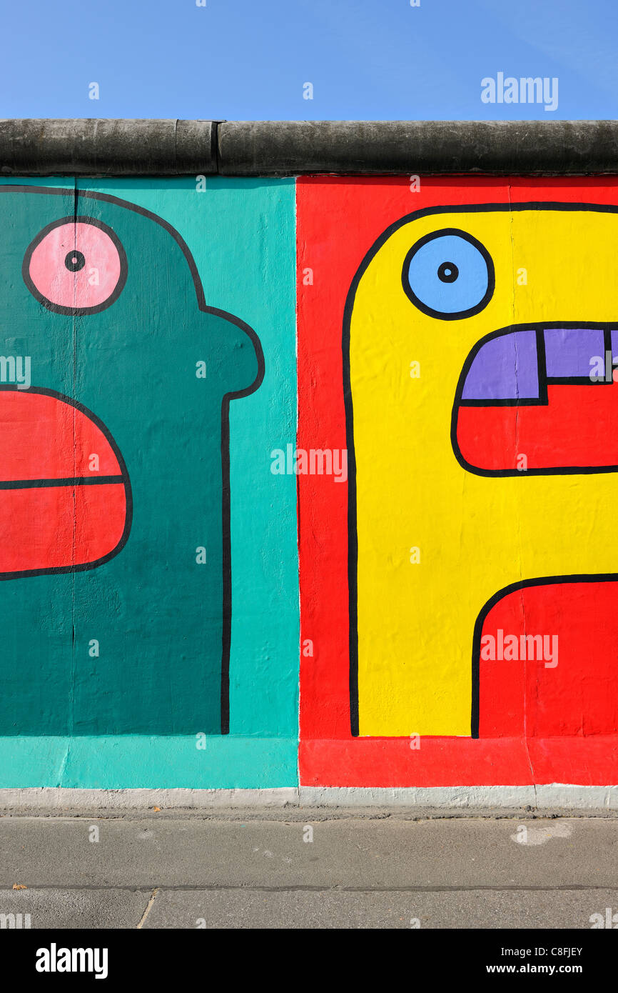 Detail der bemalten Gesichtern Graffiti auf der Berliner Mauer an der East Side Gallery Stockfoto