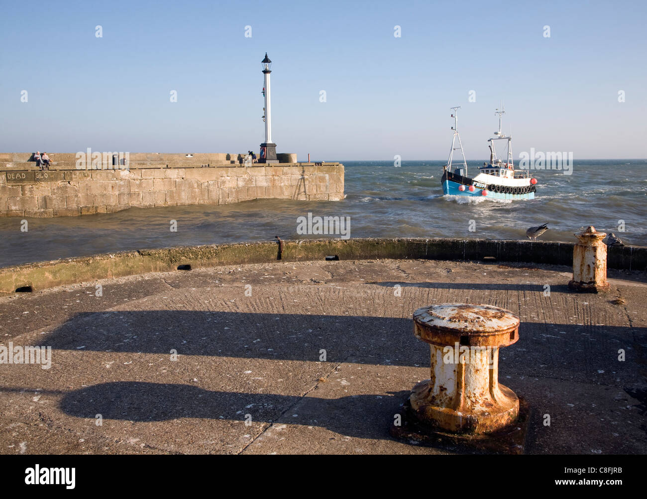 Kleines Fischerboot in den Hafen, Bridlington, Yorkshire, England Stockfoto