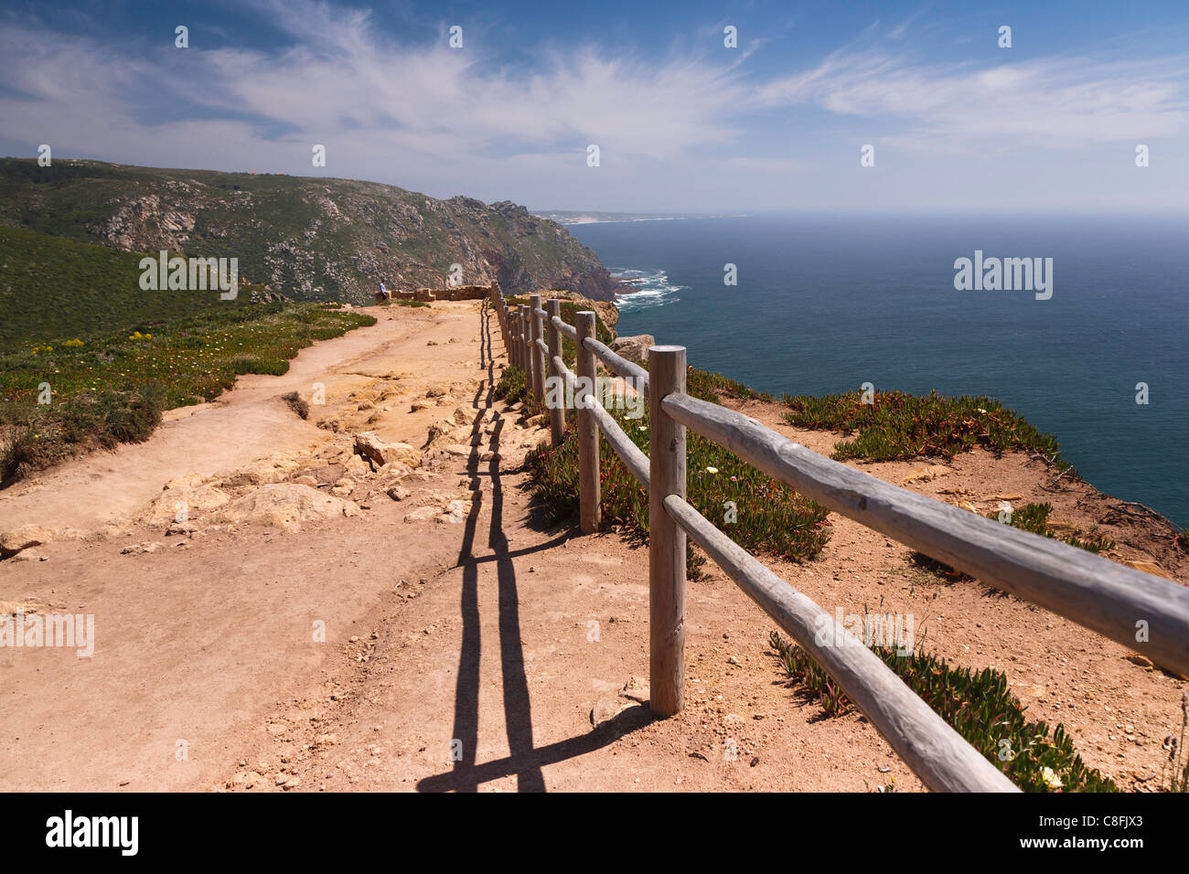 Cabo da Roca Klippenpfad und Holzzaun, zeigen westlichen die meisten auf dem europäischen Festland Stockfoto