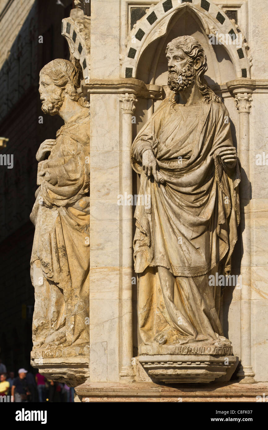 Statuen der Apostel in der Pilaster der Cappella di Piazza, Siena, Toskana, Italien Stockfoto