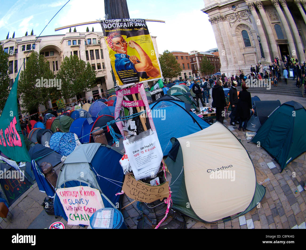21 / 10 / 2011, London: Demonstranten weiterhin St. Pauls Kirche Hof in die besetzen die London Stock Exchange-Kampagne zu besetzen. Stockfoto