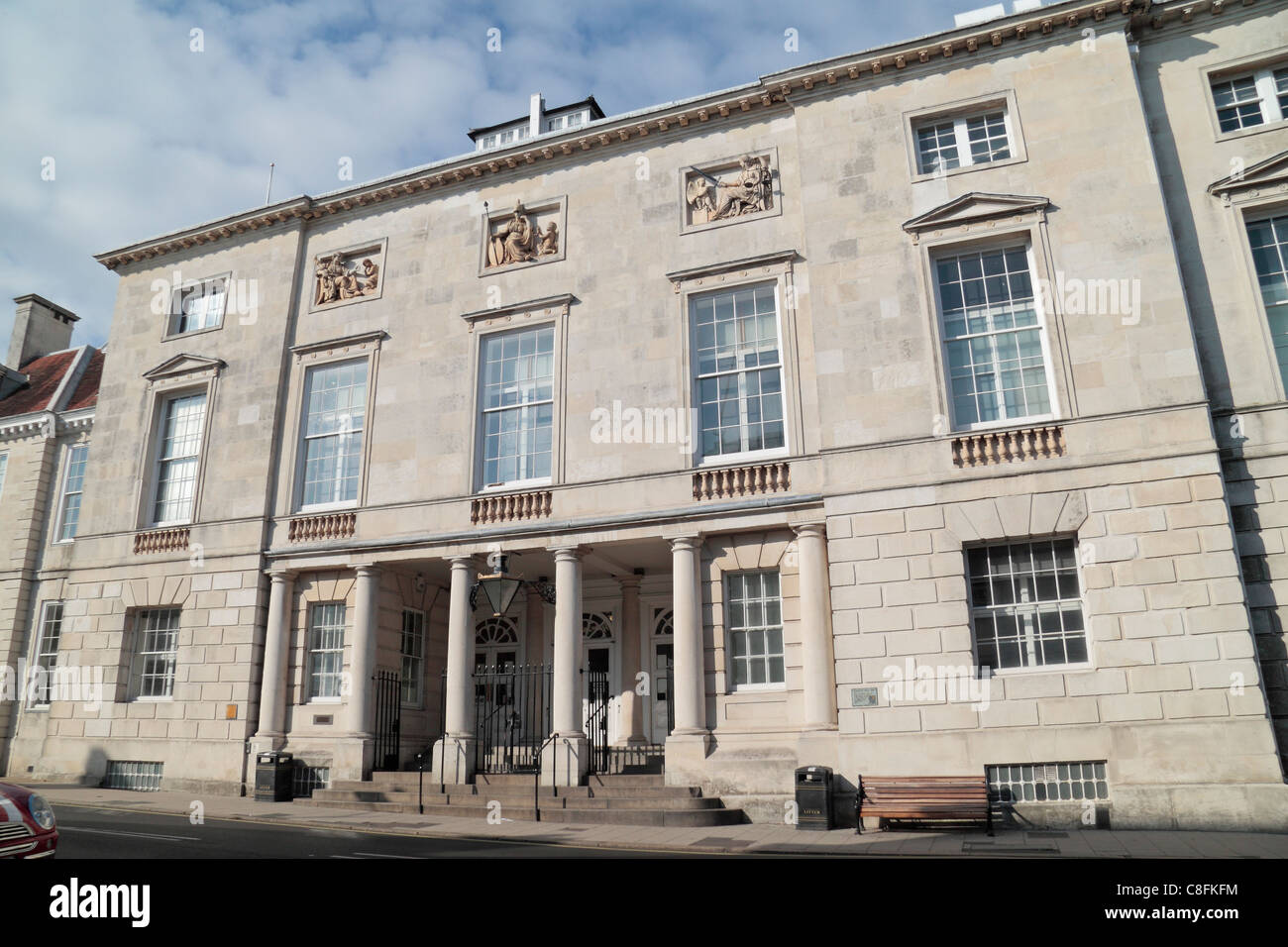 Haupteingang der Lewes County Hall & Crown Court Gebäude in zentraler Lewes, East Sussex, UK. Stockfoto