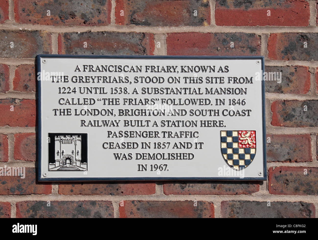 Historische Zeichen auf der Lewes Magistrates Court Gebäude zeigt die Geschichte des Ortes.  Lewes, East Sussex, UK. Stockfoto