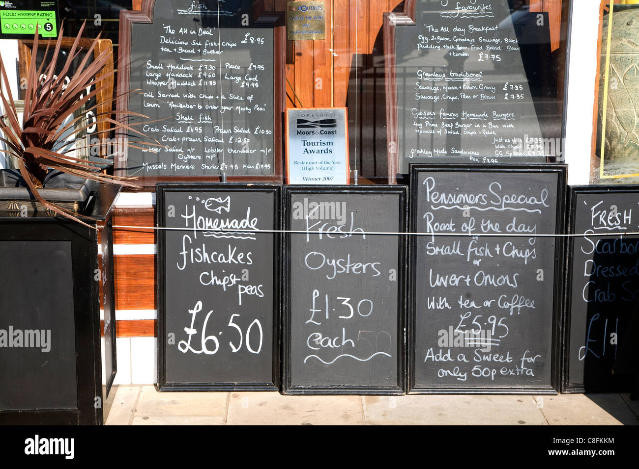 Blackboard Menütafeln außerhalb ein Café, Scarborough, Yorkshire, England Stockfoto