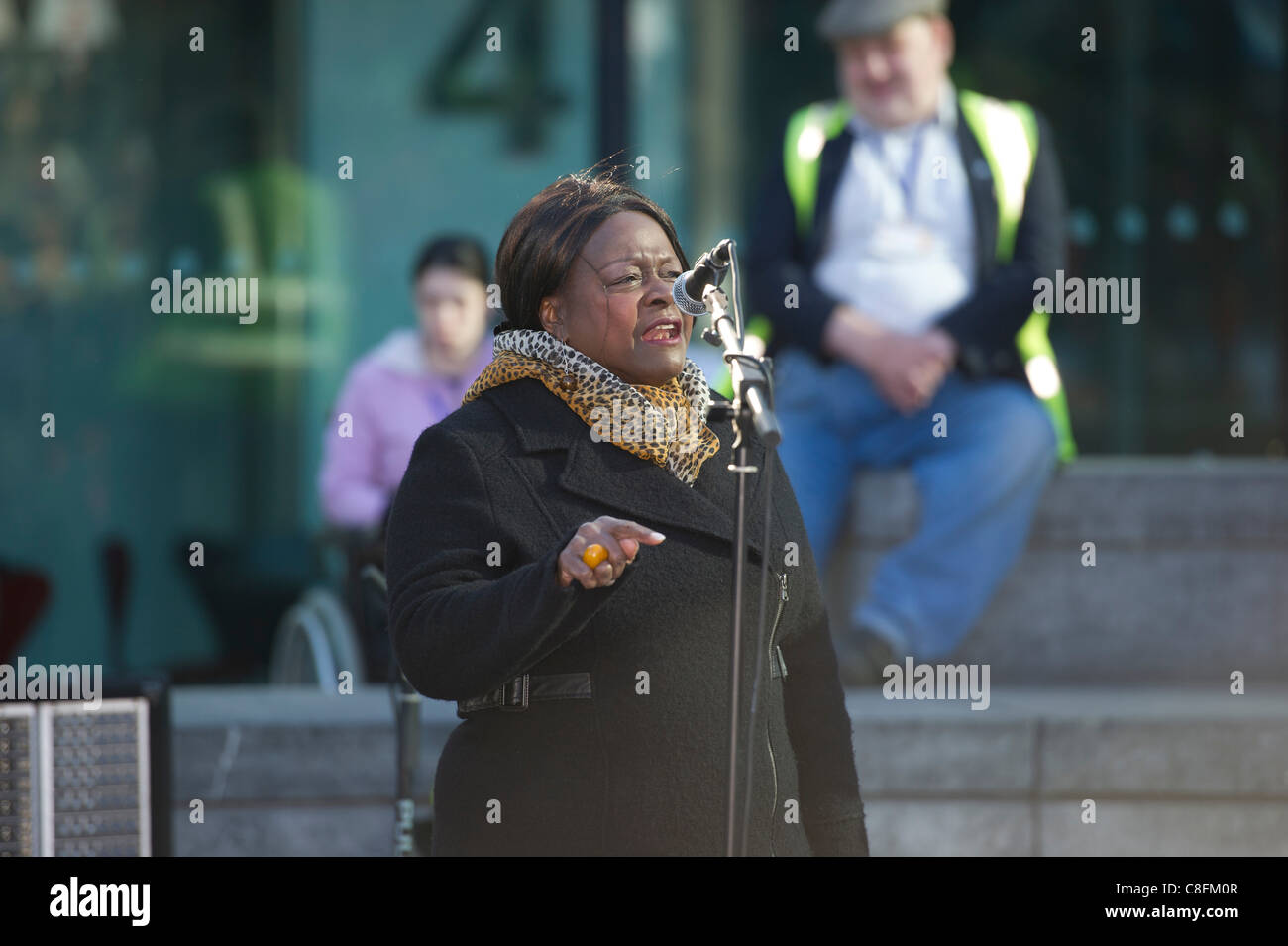 Samstag, 22. Oktober 2011, Queens Way, London. Jeannette Arnold, Vorsitzender der London Assembly und NE London Assembly Mitglied sprechen gegen die Kürzungen, die Behindertenbeihilfe Leben von der Regierung vorgeschlagen. Die Rallye benannt, die am härtesten getroffen wurde außerhalb der GLA Gebäude in London statt.  Mehrere Stockfoto