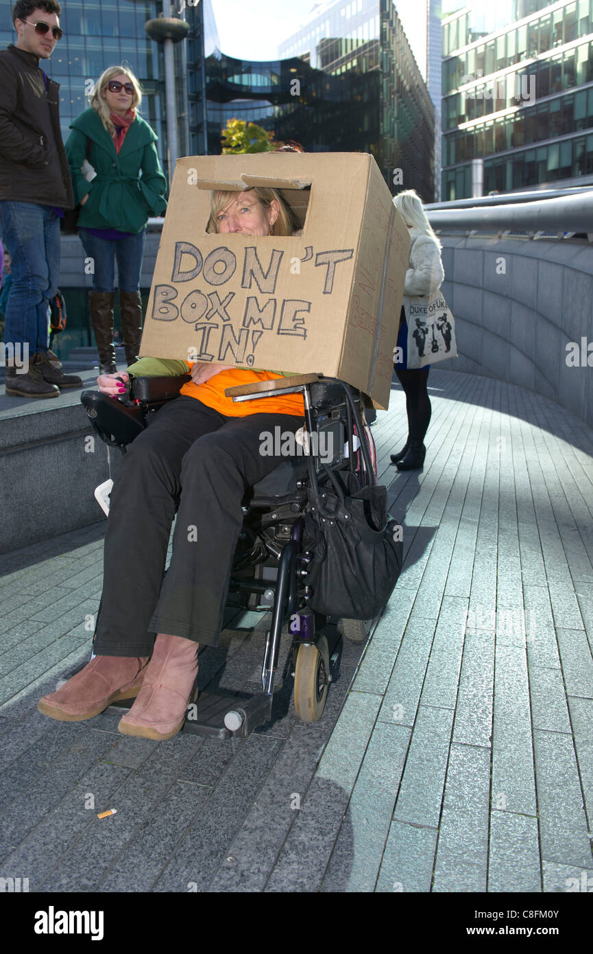 Samstag, 22. Oktober 2011, Queens Way, London. Ein Rollstuhl gebunden Frau trägt ein Karton auf dem Kopf auf einer Kundgebung gegen die Kürzungen, die lebenden Behindertenbeihilfe vorgeschlagen durch die Regierung. Stockfoto