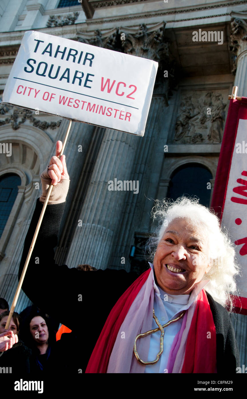 London, UK, 22.10.2011. Dr. Nawal El Saadawi, ägyptische Schriftsteller, Arzt, Schriftsteller, besucht das besetzen London-Lager in St. Pauls an ihrem 80. Geburtstag Stockfoto