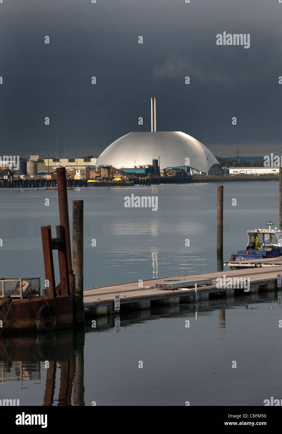 ERF Land Abfälle Einheit sitzt an der Marchwood Küste, Southampton Wasser, Marchwood, Hampshire, England, UK. Stockfoto