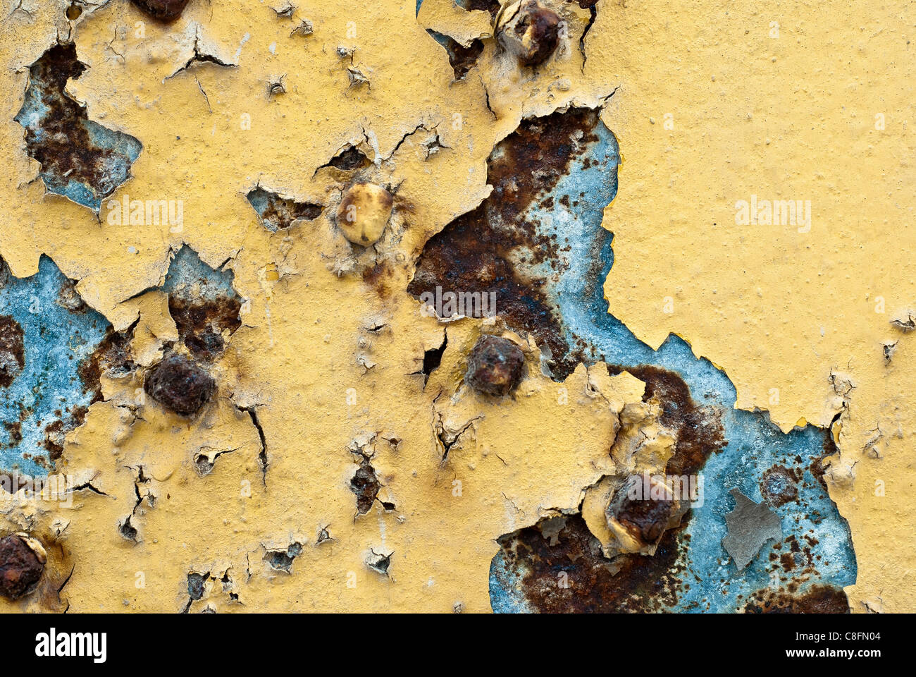 Antike metall Tür mit Rost und Peeling Schichten der alten Farbe, Gelb, Cyan und rostig Braun. Closeup. Eisen rostet Stockfoto