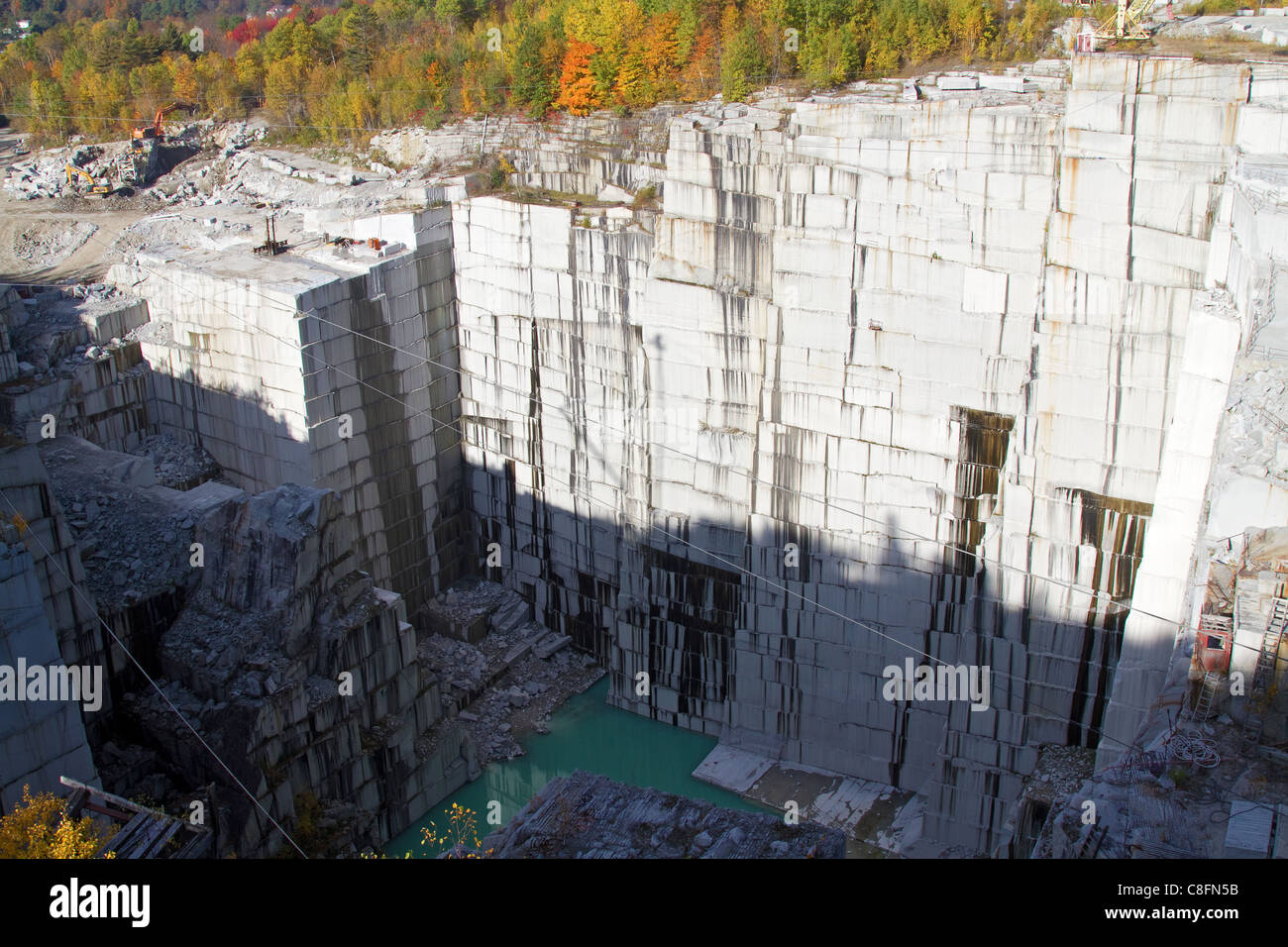 Steinbruch Landschaft aus Granitfelsen, Stein, an Felsen der Alter Steinbruch in der Nähe von Barre, Vermont mit Herbst, Herbst, Laub Farben. Stockfoto