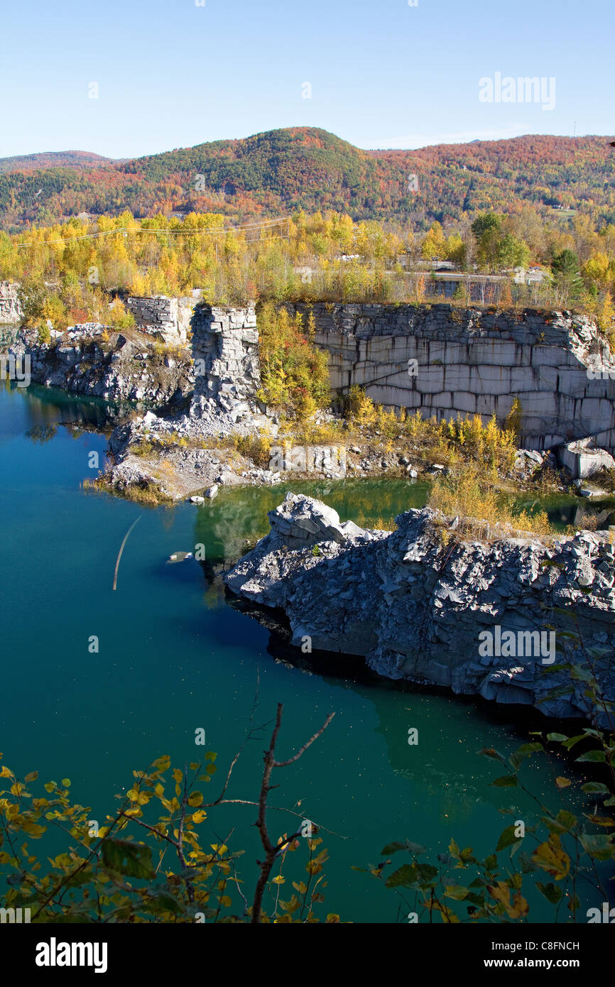 Steinbruch Landschaft aus Granitfelsen, Stein, an verlassenen Steinbruch in Barre, Vermont mit Herbst, Herbst, Laub Farben. Stockfoto