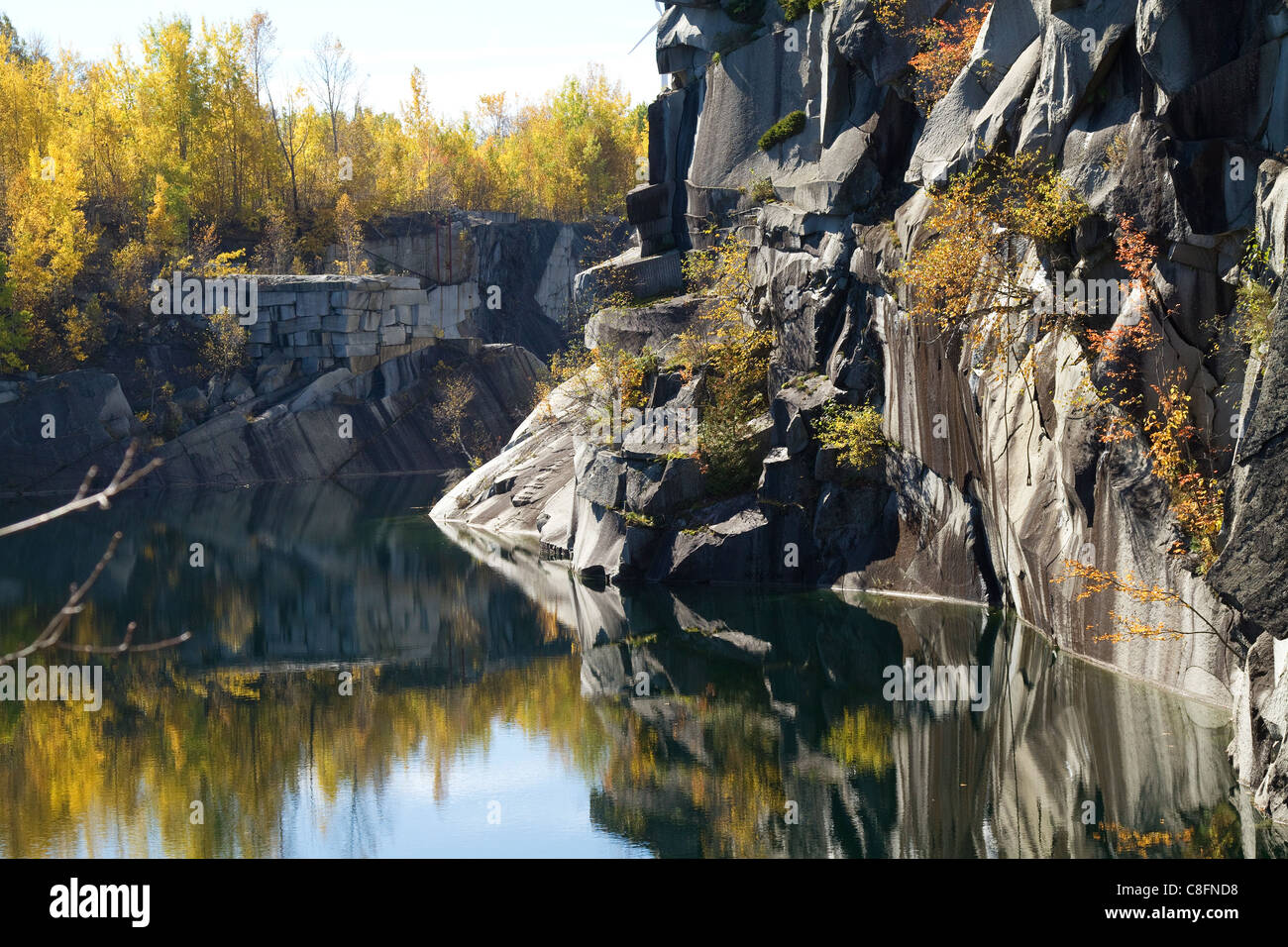 Steinbruch Landschaft aus Granitfelsen, Stein, an verlassenen Steinbruch in Barre, Vermont mit Herbst, Herbst, Laub Farben. Stockfoto