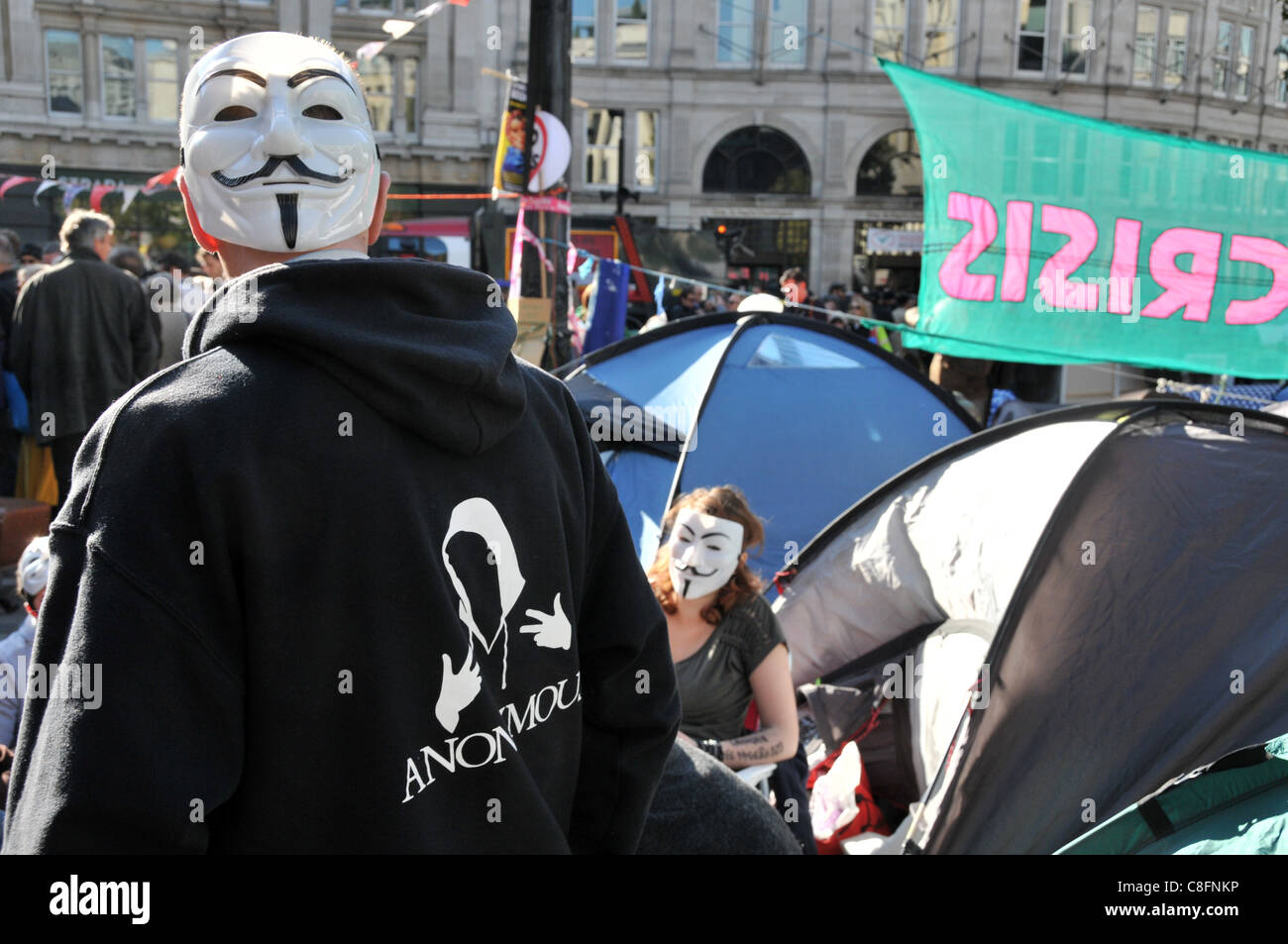 Anonyme UK Demonstranten tragen V für Vendetta Masken außerhalb von St. Pauls Kathedrale besetzen London anti-Kapitalismus Protest 22. Oktober 2011 Stockfoto