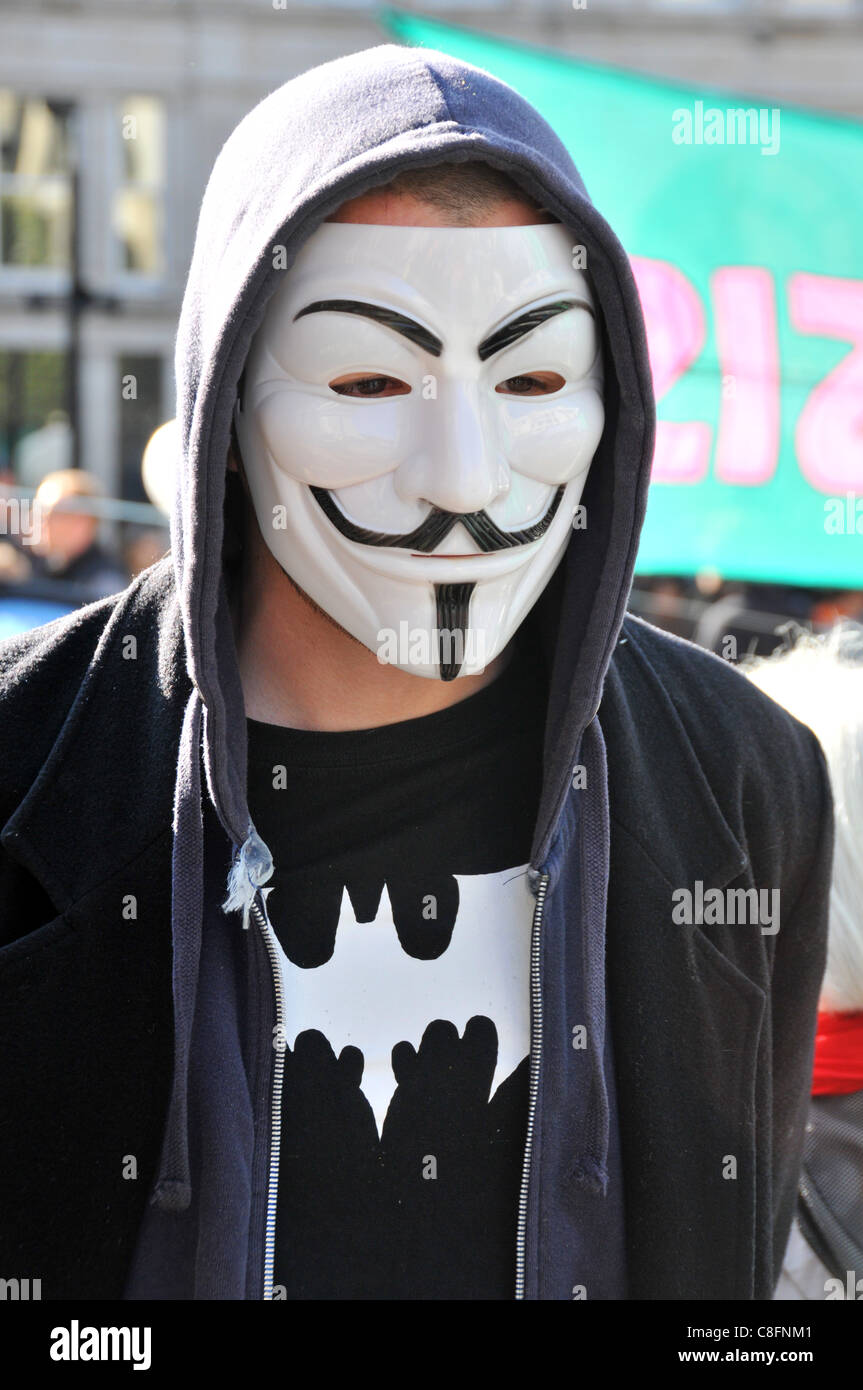 Anonyme UK Demonstrant tragen V for Vendetta Maske außerhalb von St. Pauls Kathedrale besetzen London anti-Kapitalismus Protest 22. Oktober 2011 Stockfoto