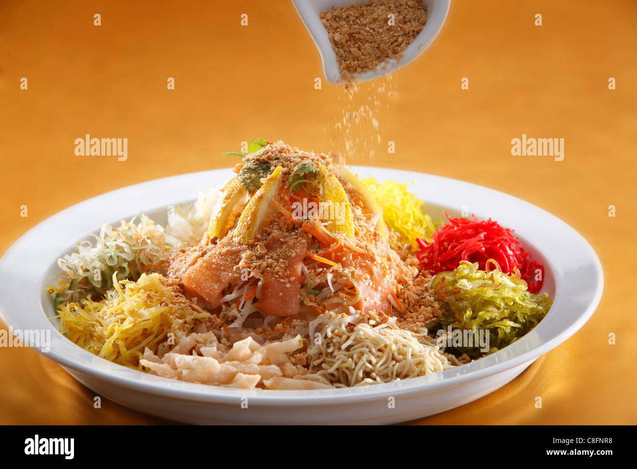 Streuung Erdnüsse ganz die Yusheng. Stockfoto