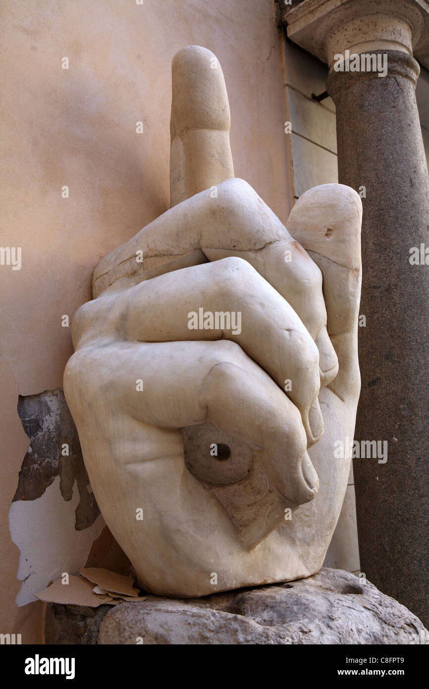 Hand von Emporer Constantine I, Körperteil, Hand Finger nach oben, Palazzo del Conservatori, Kapitol, Roma (Rom) Italien. Stockfoto