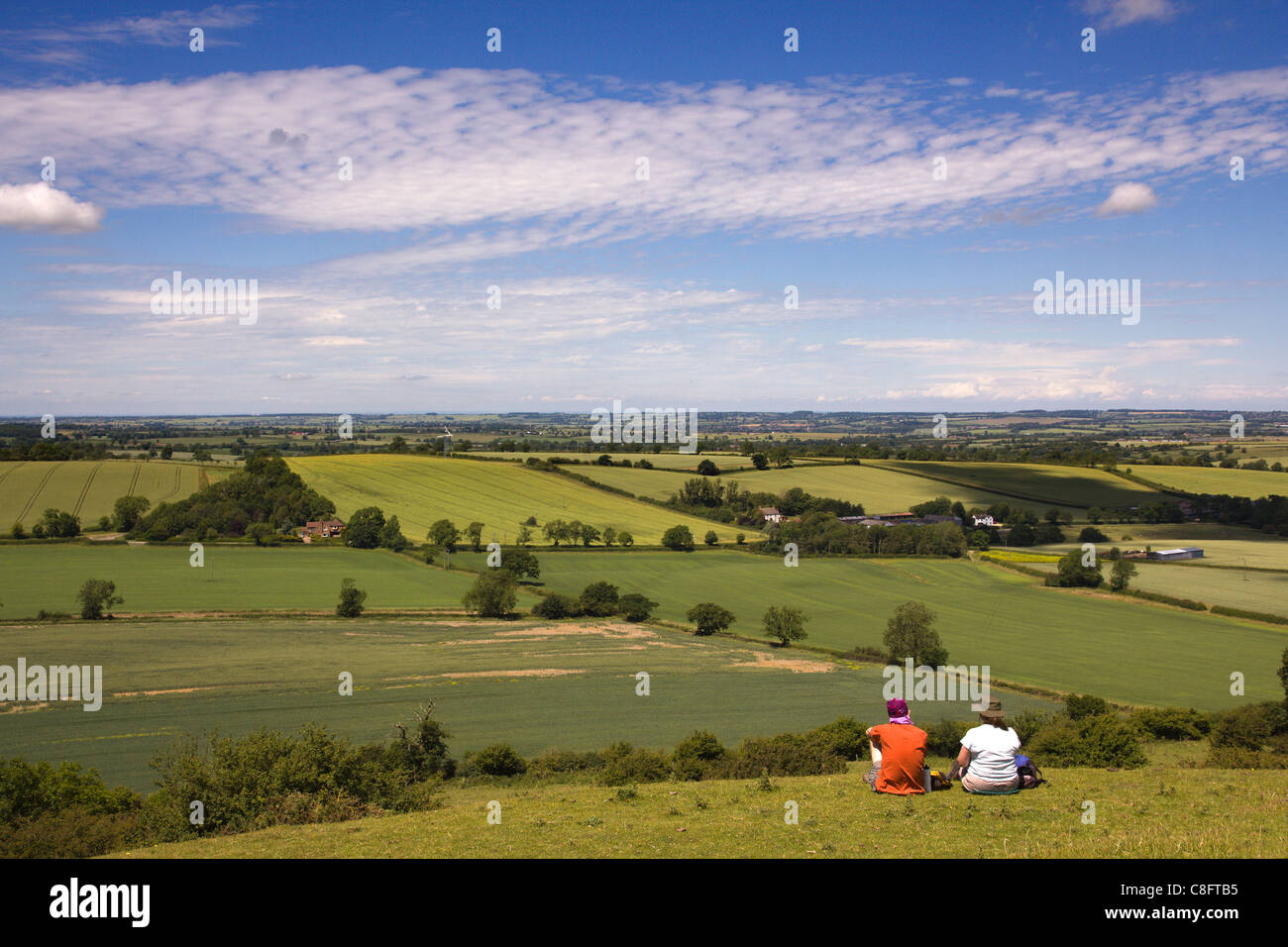 Paar-Sitzung mit einem Picknick nahe dem Gipfel des Hügels Burrough mit weit reichenden Blick über ländliche Leicestershire, England, UK Stockfoto