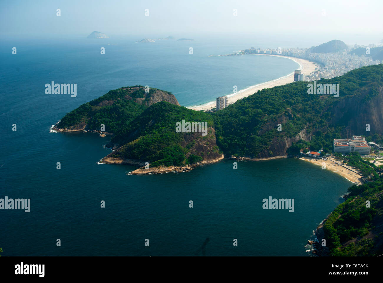 Blick auf Vermelha Strand und Copacabana Strand hinaus von oben der Zuckerhut (Pāo de Acûcar). Rio de Janeiro, Brasilien Stockfoto