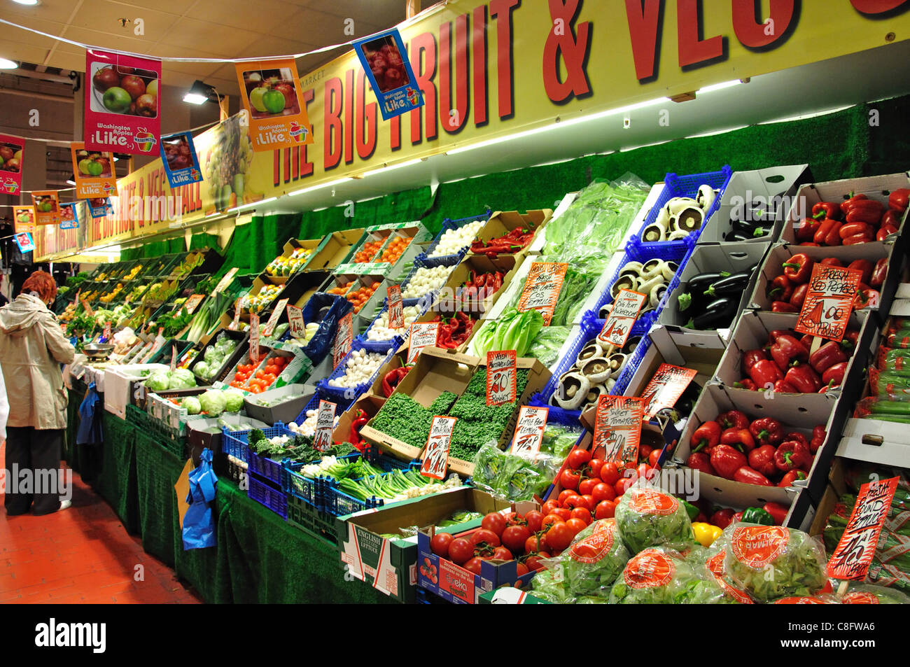 Indoor-Obst und Gemüse Stall Watford Markt, Charta Ort, Watford, Hertfordshire, England, Vereinigtes Königreich Stockfoto