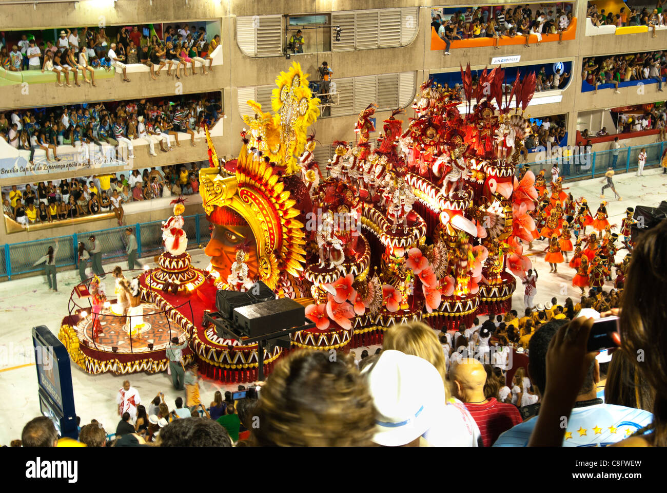 Salgueirol Samba Schule hin-und Herbewegungen und Tänzer in Sambodrome während des Karnevals 2010. Rio de Janeiro, Brasilien Stockfoto