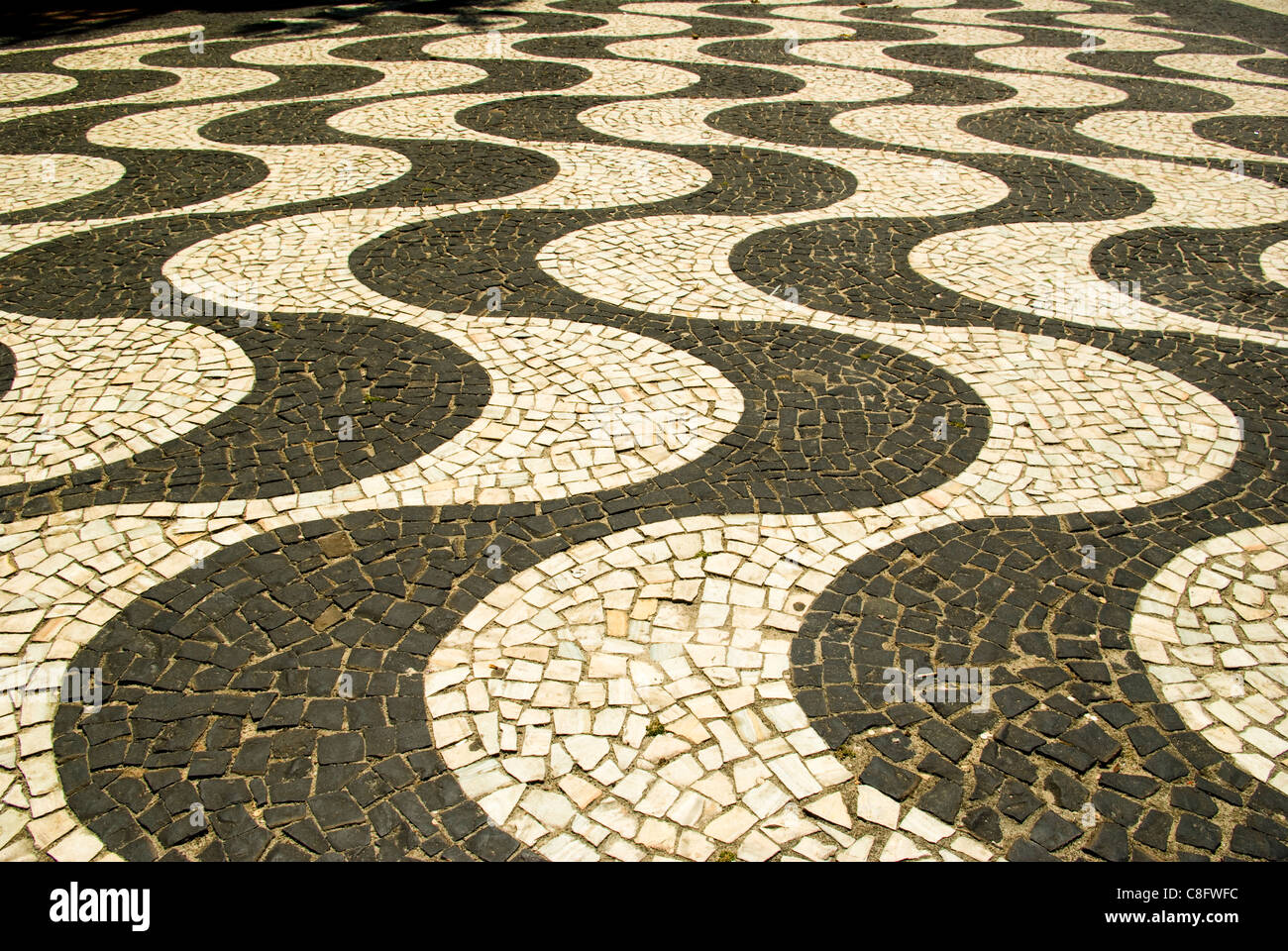 Schwarz / weiß Mosaik Fliesen Form geschwungene Muster auf Copacobana Bürgersteige. Rio de Janeiro, Brasilien Stockfoto