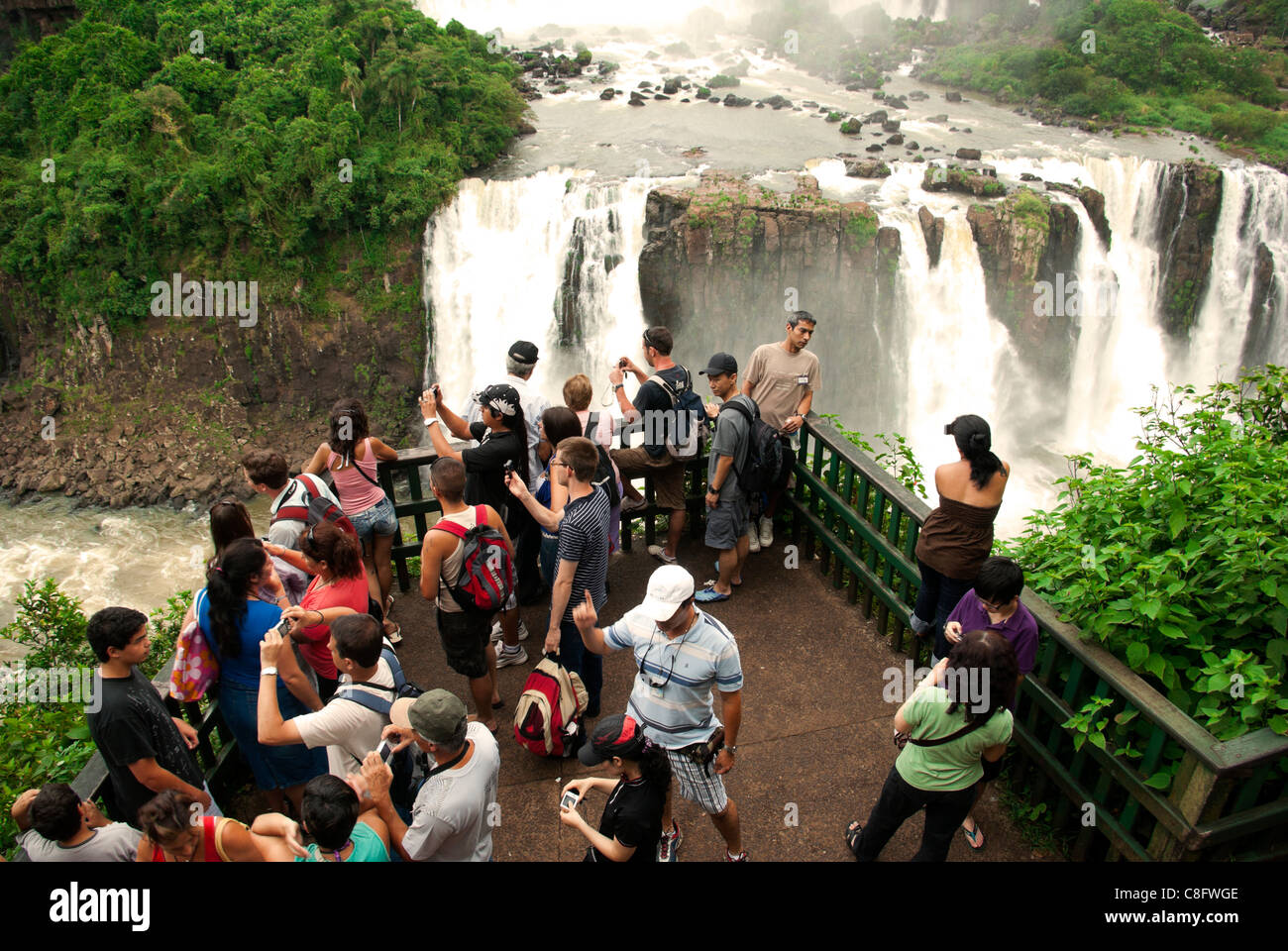 Touristischen Blick auf Iguazu, Iguaçu-Wasserfällen, von Plattform, Cataratas Do Iguaçu, Cataratas del Iguazú. Curitiba, Paraná, Brasilien Stockfoto