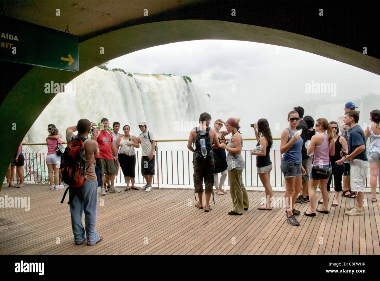 Touristen fotografieren auf Besucher Center Plattform, Cataratas Do Iguaçu, Cataratas del Iguazú. Curitiba, Paraná, Brasilien Stockfoto