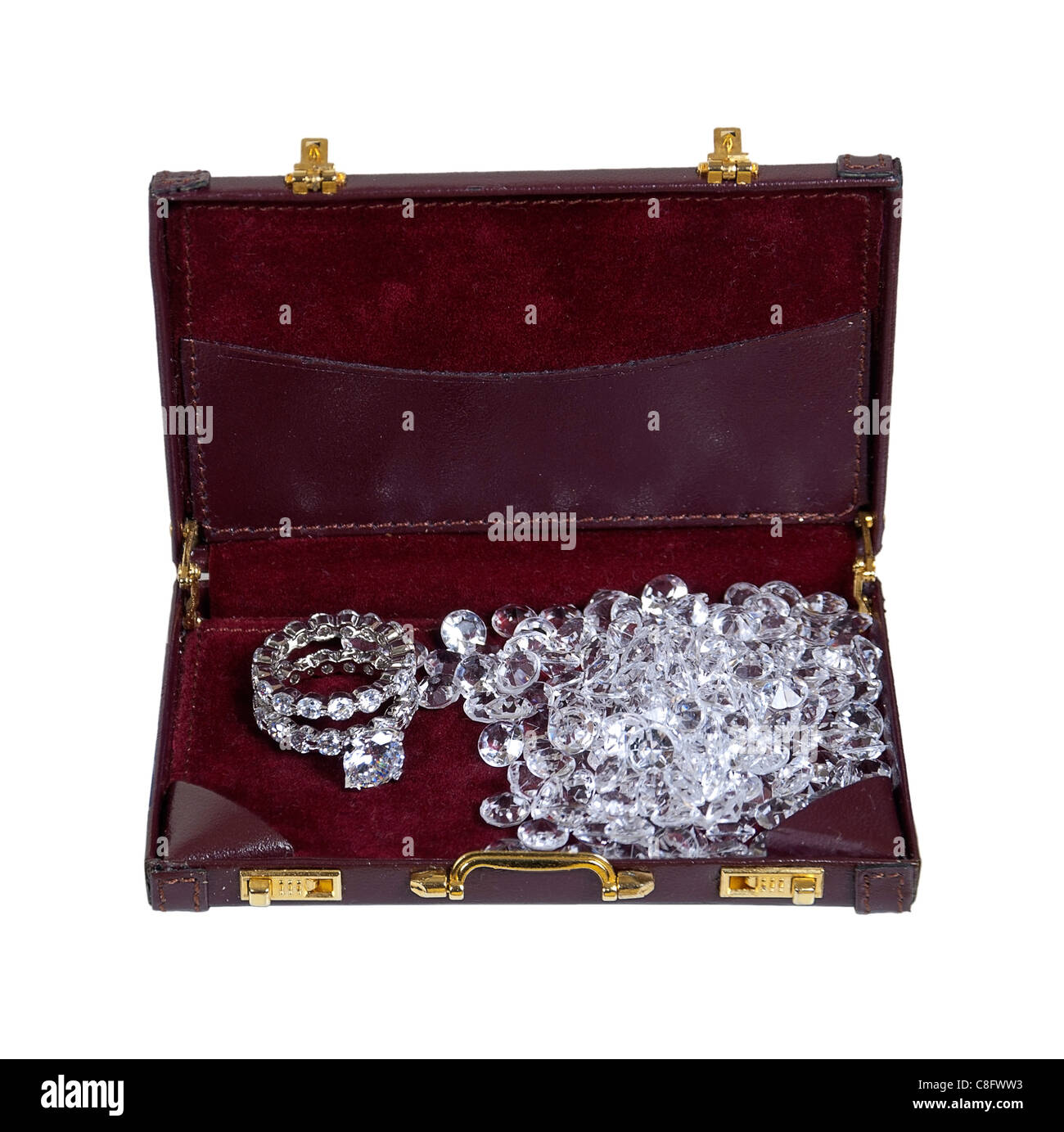Diamant-Geschäft von Diamant-Verlobungsring mit losen Diamanten in einer Aktentasche - Pfad enthalten gezeigt Stockfoto