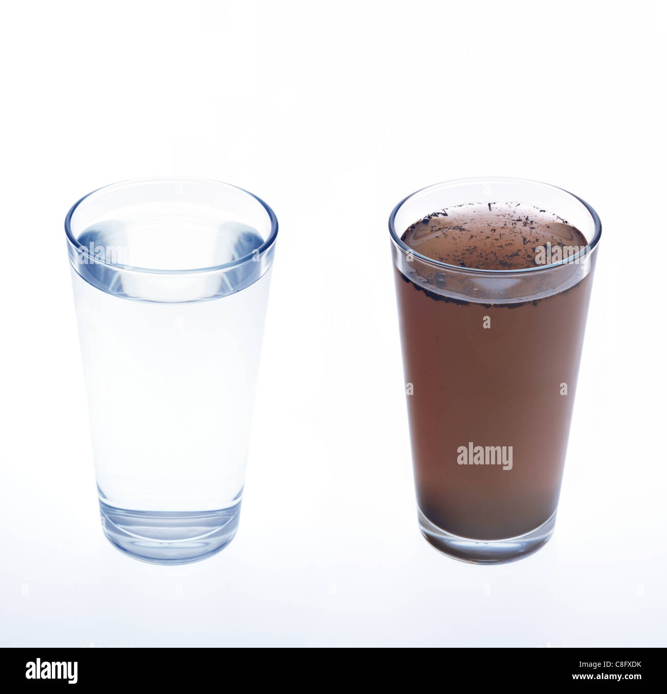 Reinigen und verschmutztes Wasser in Trinkglas - isoliert Stockfoto