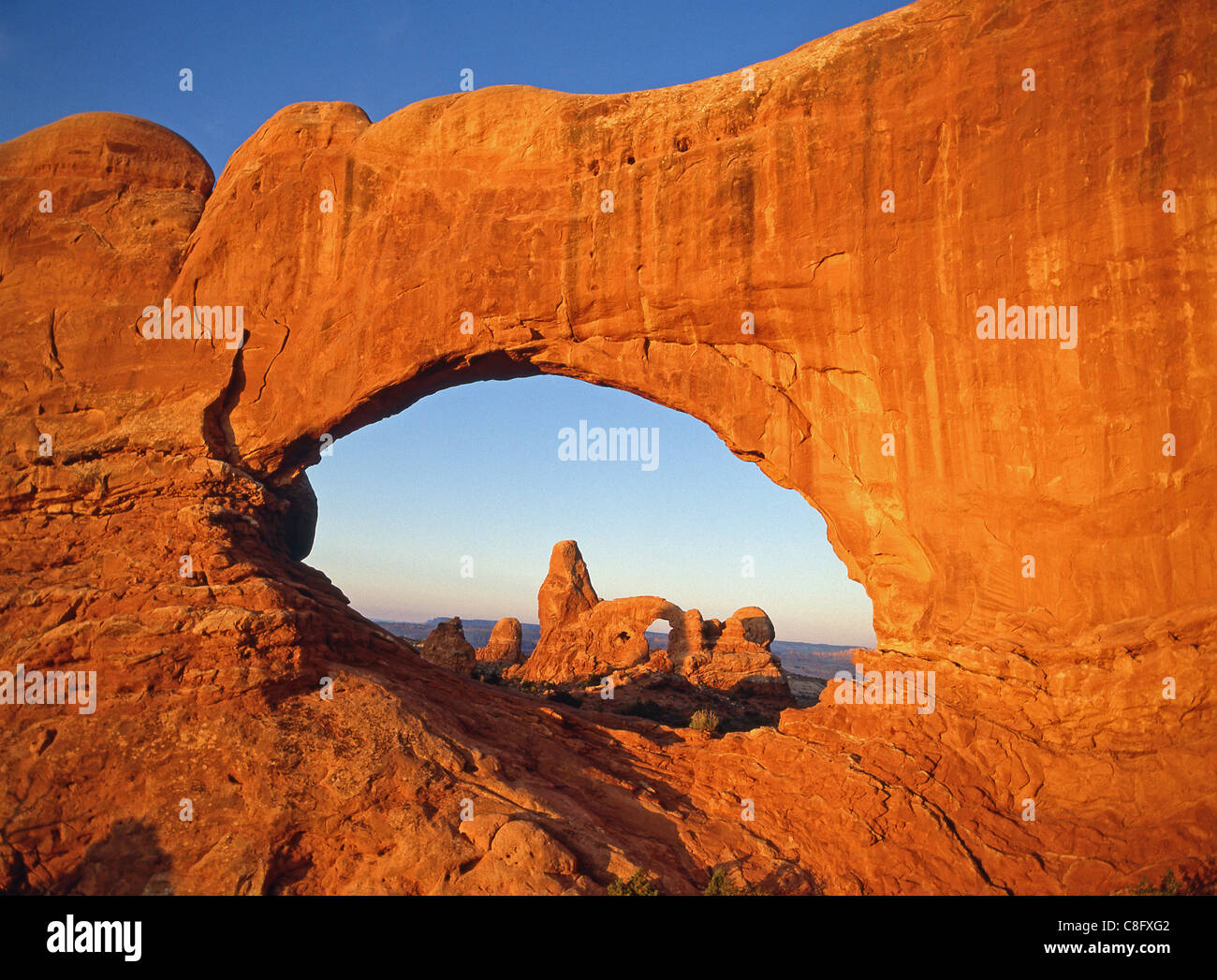 Delicate Arch bei Sonnenuntergang, Arches-Nationalpark, Grand County, Utah, Vereinigte Staaten Stockfoto