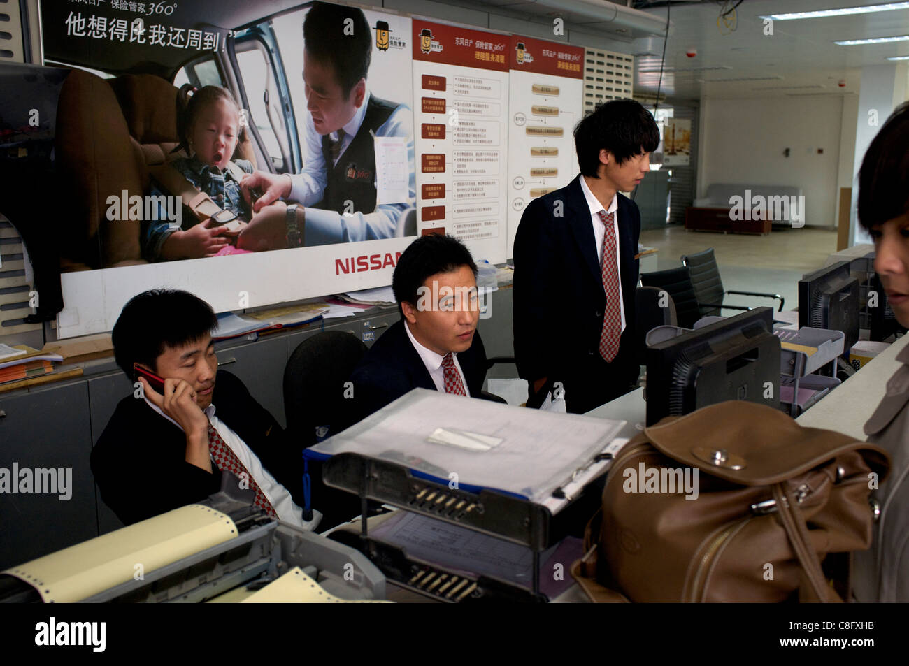 Chinesische Nutzfahrzeug Versicherungsagenten betreuen Kunden in Peking, China. 22. Oktober 2011 Stockfoto